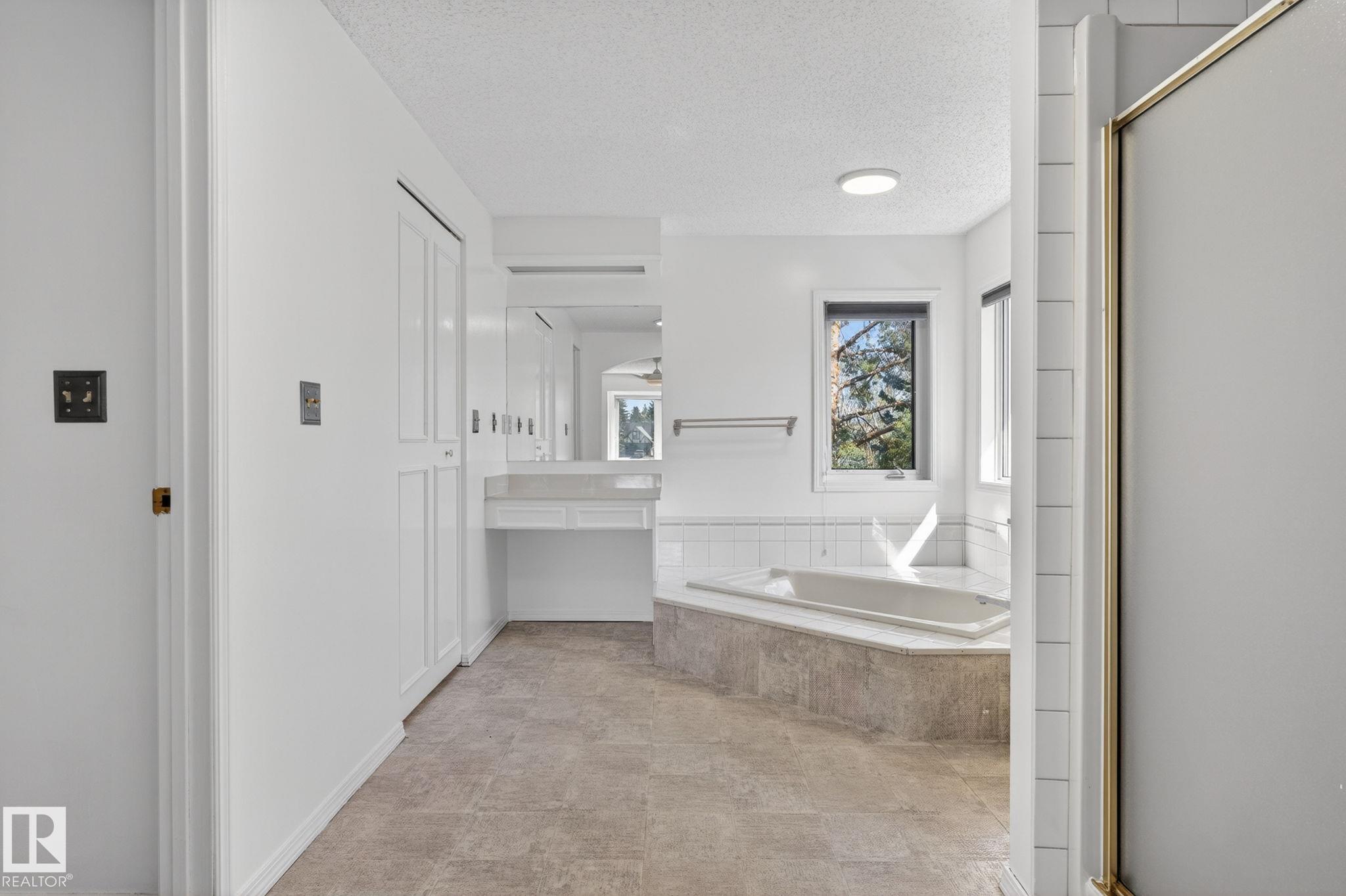 https://zimg.paragon.ice.com/ParagonImages/Property/PM/RAE/225400275/26/0/0/9a359ce12793821a5bbb57ad3928351b/1/f0d48b8391d46798e00cf5543401ef63/225400275-4d7e3f63-3964-4130-86c7-fe1c9d65ce51.JPG