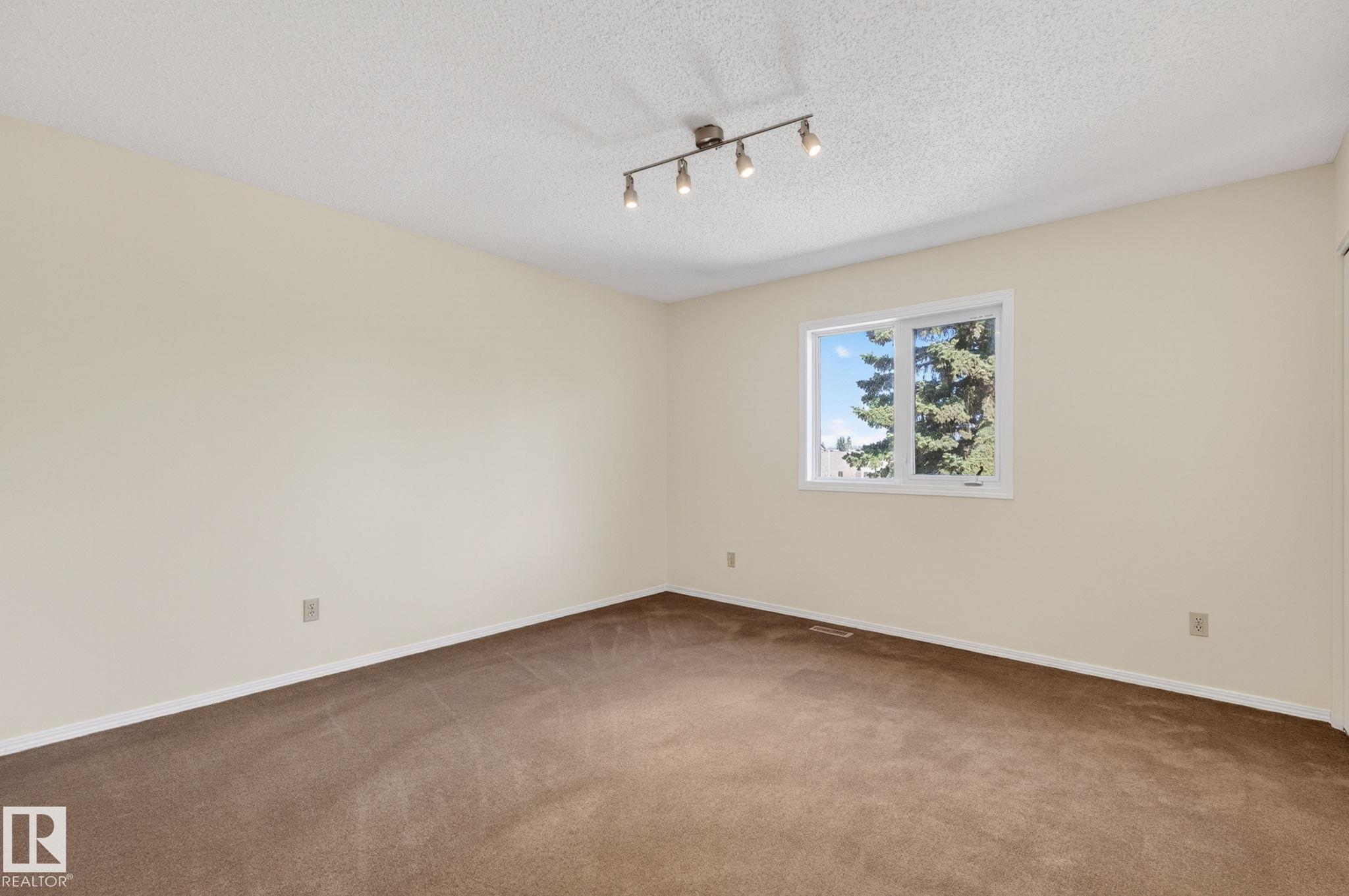 https://zimg.paragon.ice.com/ParagonImages/Property/PM/RAE/225400275/32/0/0/18be2b0e8283d32598057299b82c7d06/1/f0d48b8391d46798e00cf5543401ef63/225400275-7fe1b688-9927-4025-b7ee-fcd8a0c3c18e.JPG