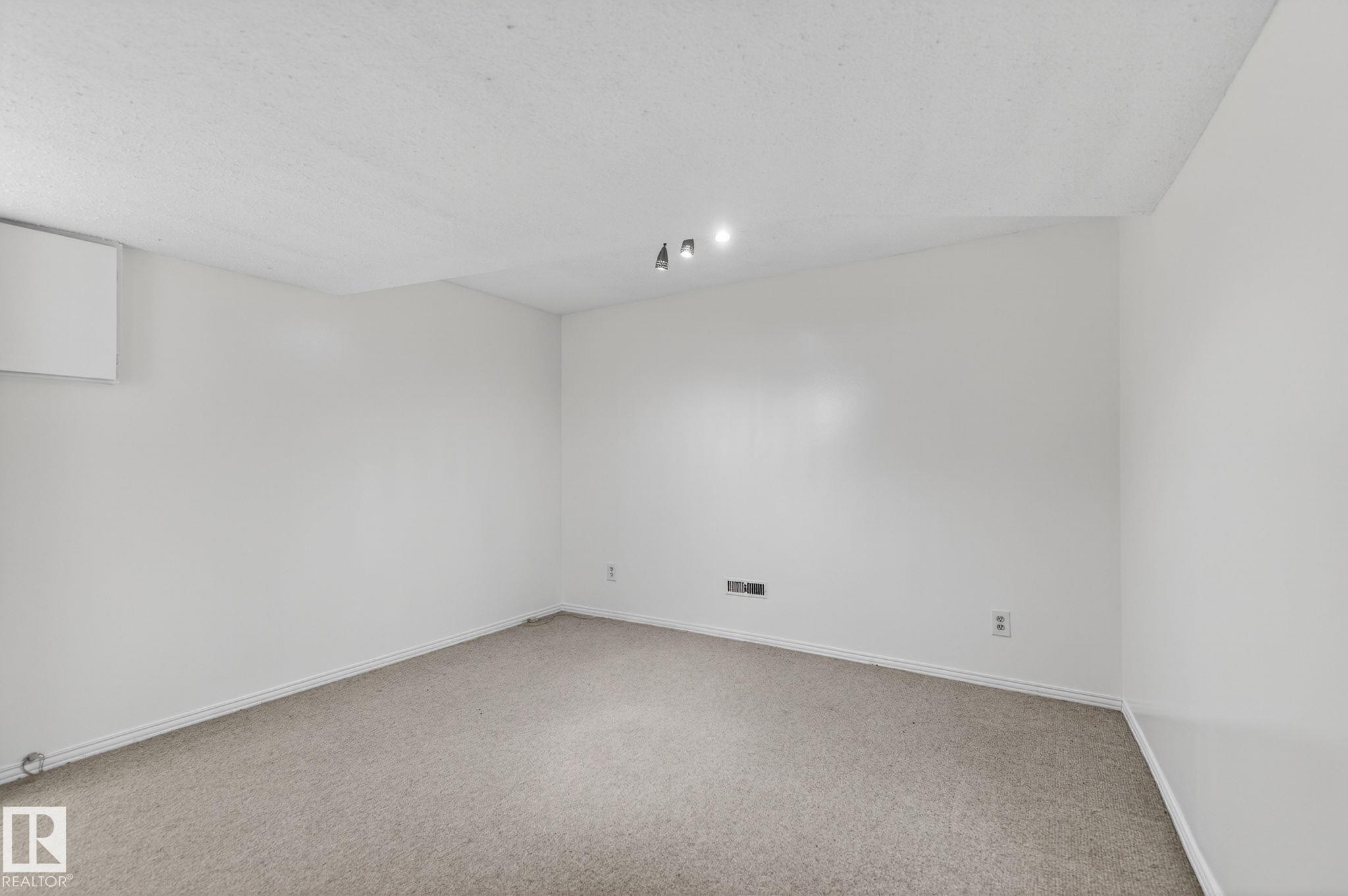 https://zimg.paragon.ice.com/ParagonImages/Property/PM/RAE/225400275/38/0/0/5424530e57669ab269f73ee01c4523dc/1/f0d48b8391d46798e00cf5543401ef63/225400275-8b96d66b-09b7-434a-a9a1-16d2ec2115db.JPG