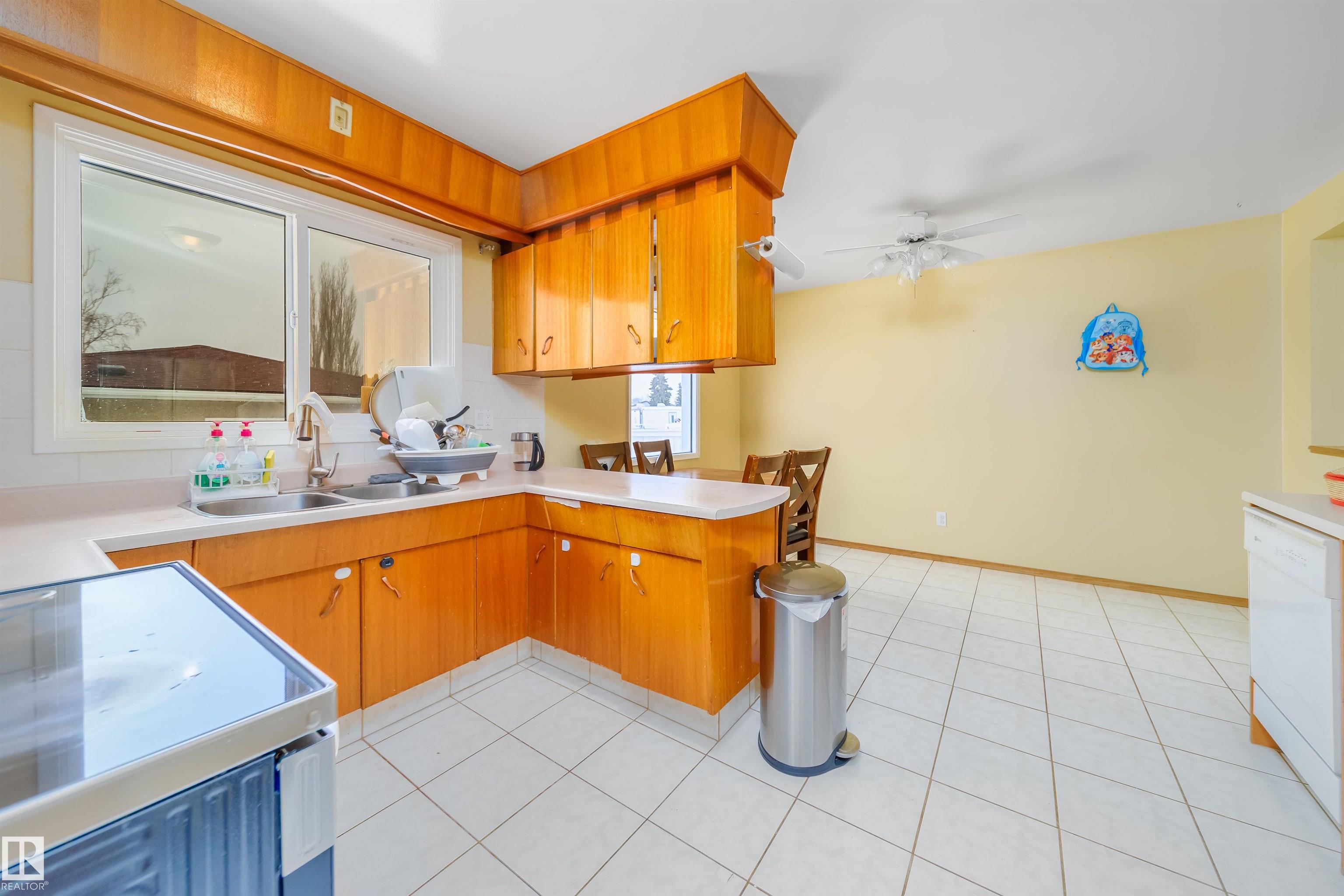 https://zimg.paragon.ice.com/ParagonImages/Property/PM/RAE/225400291/20/0/0/b7bfa2950c8cdec3805a41f85b2c0bd0/1/dfe8eaf136c72a1e229fb5b6f2e2c06b/225400291-596a125b-f686-4a4c-b476-f281a182c222.JPG