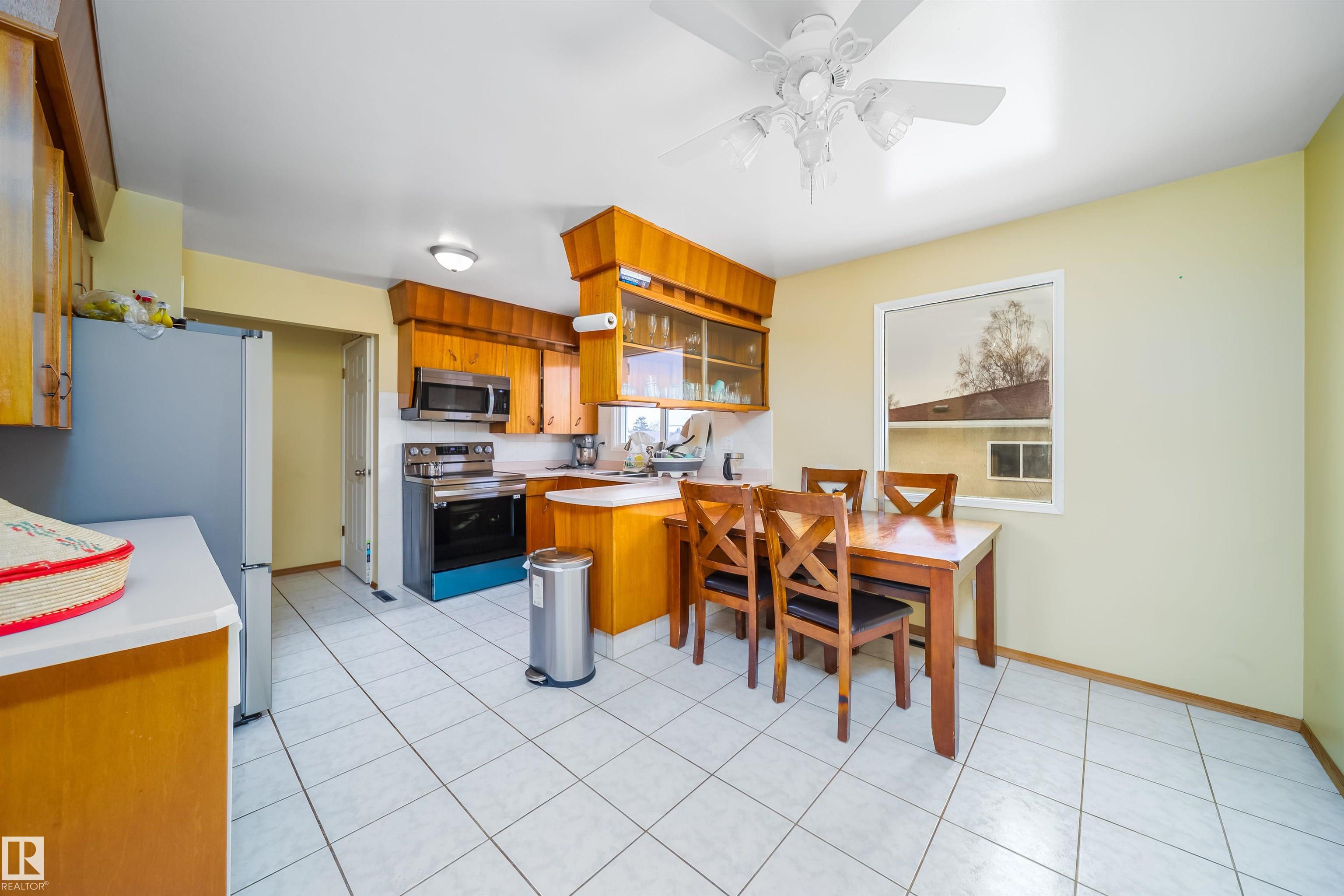 https://zimg.paragon.ice.com/ParagonImages/Property/PM/RAE/225400291/42/0/0/abea7899dd6e3a8e86d94531f30324de/1/dfe8eaf136c72a1e229fb5b6f2e2c06b/225400291-e3a7d8b1-21de-4ce9-9ed2-5ef56c45b169.JPG