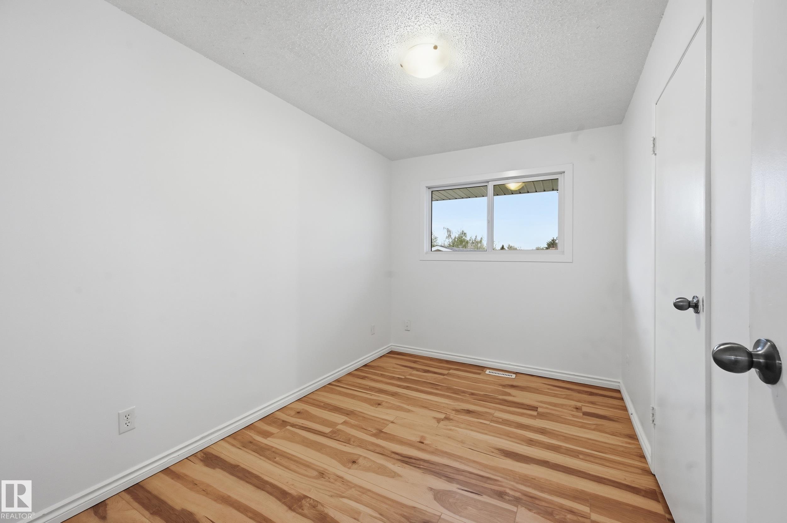 https://zimg.paragon.ice.com/ParagonImages/Property/PM/RAE/225400310/14/0/0/f933464a1d3fd51db1eb5e43f3bbe575/1/947136467c5dcb858beb85184bdb7641/225400310-01a25216-031d-419b-9e59-1f616937cf9e.JPG