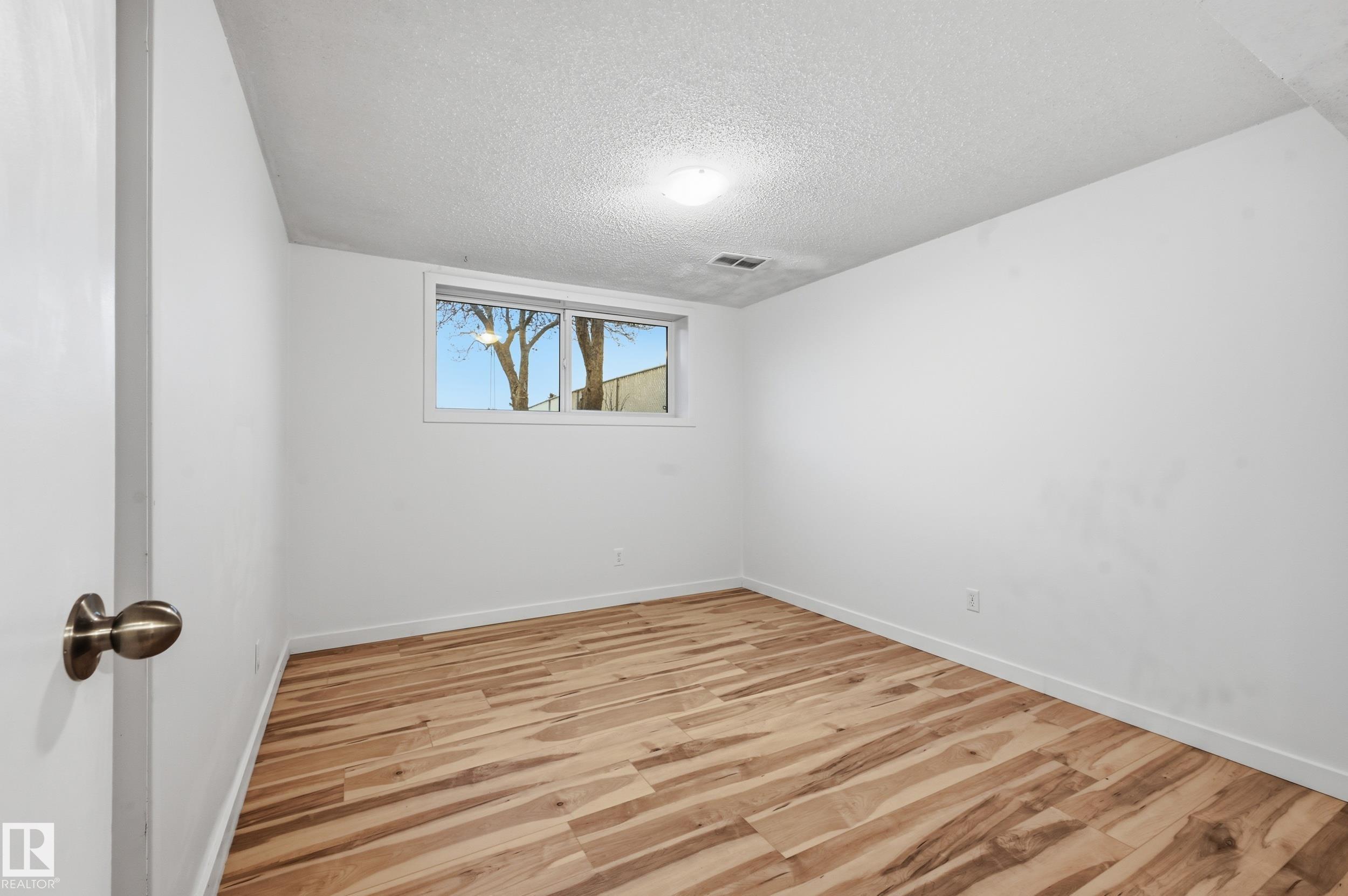 https://zimg.paragon.ice.com/ParagonImages/Property/PM/RAE/225400310/34/0/0/01679d8cc7b4714d08669eb8101e29cc/1/947136467c5dcb858beb85184bdb7641/225400310-4064e8e5-06c1-42f1-9367-dbc291679c8c.JPG
