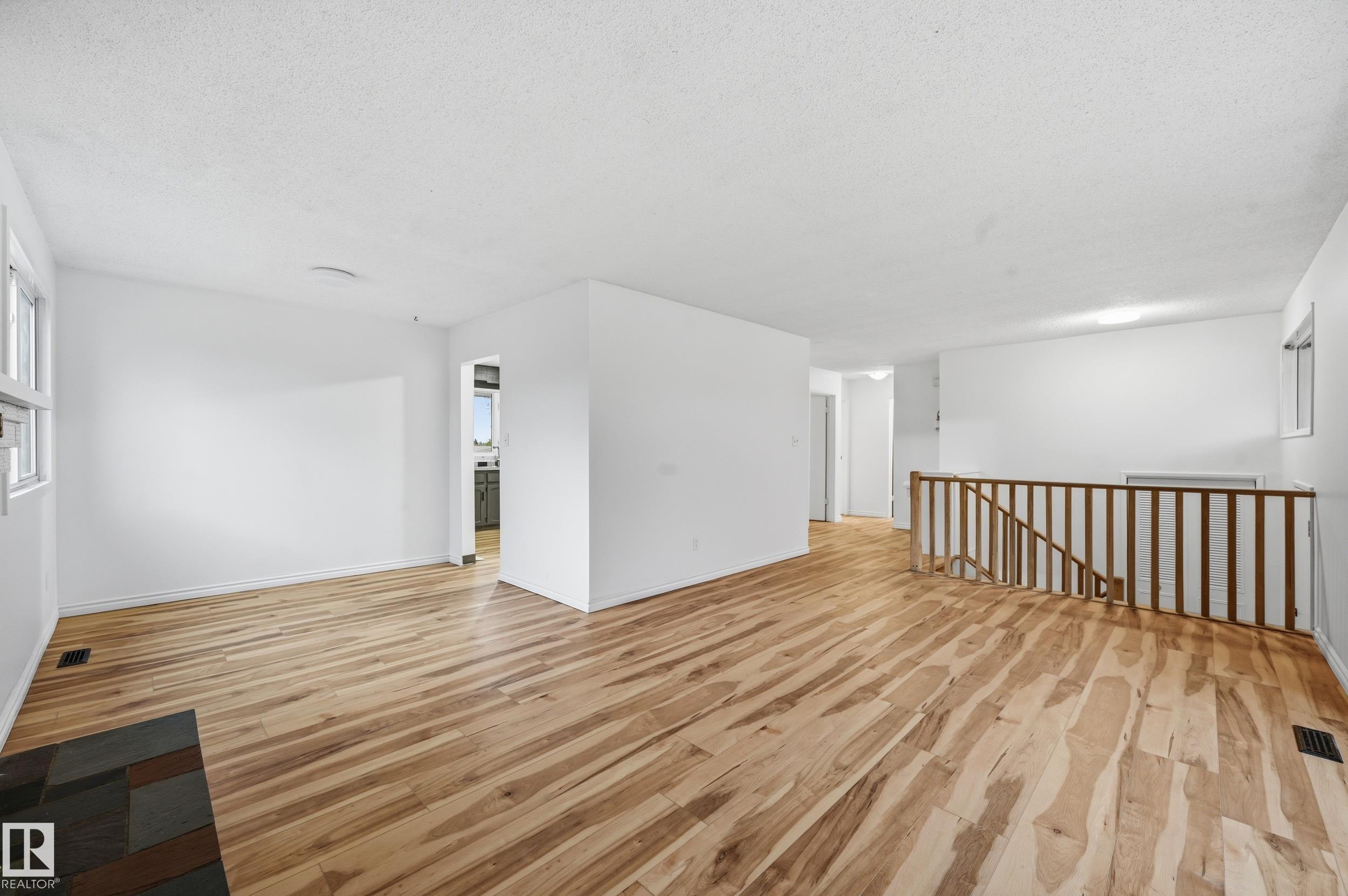 https://zimg.paragon.ice.com/ParagonImages/Property/PM/RAE/225400310/4/0/0/a18f47e4c593294ee4914d49fbeda85b/1/947136467c5dcb858beb85184bdb7641/225400310-9ed40f5a-2d47-4e29-82ad-6adebf14b0bd.JPG