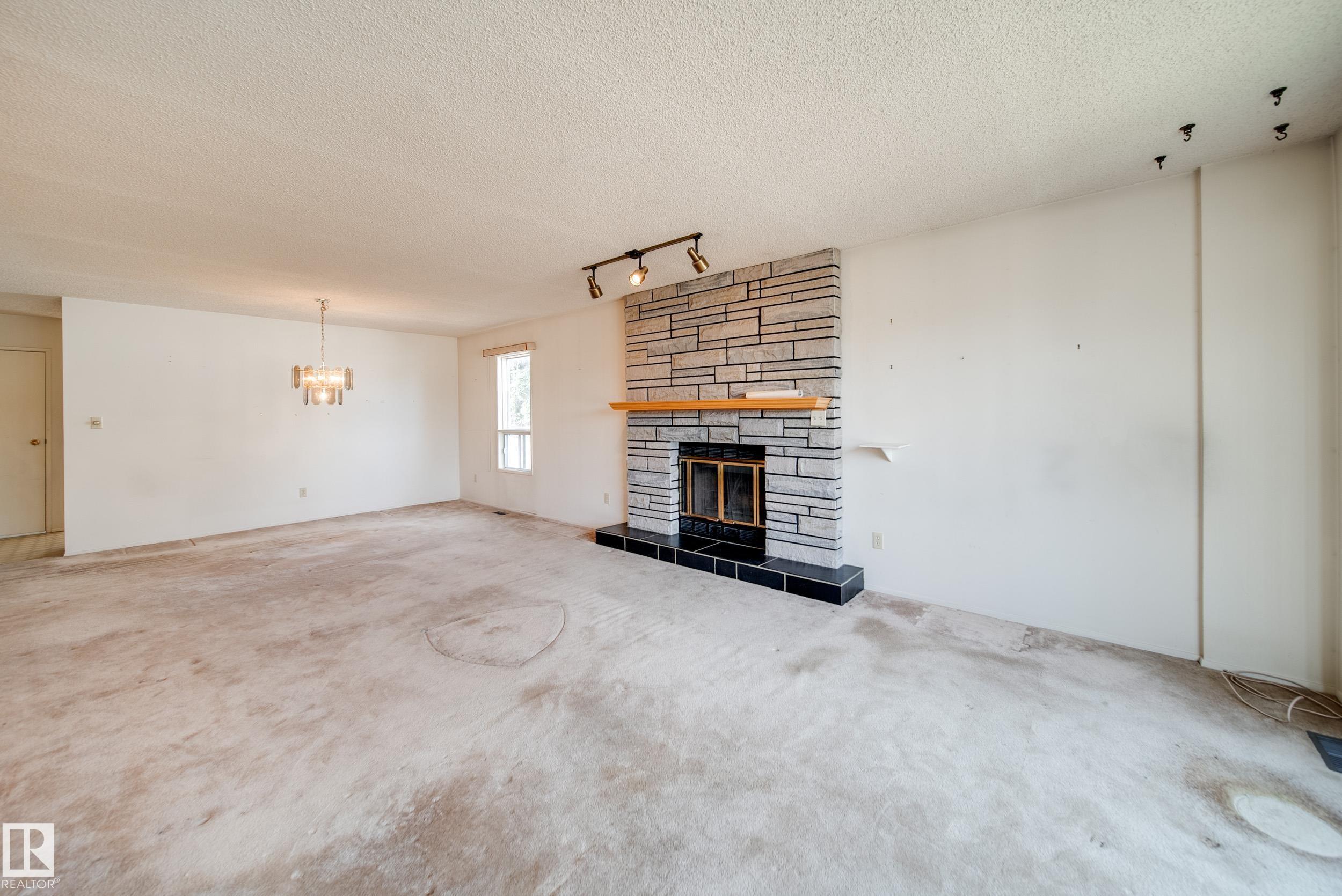 https://zimg.paragon.ice.com/ParagonImages/Property/PM/RAE/225400313/7/0/0/8b1722300934d90638035d68b65438e3/1/b08c3882588ae54a3393daae2d3ebc24/225400313-92c4336f-69b0-438f-8054-61a92e85582d.JPG