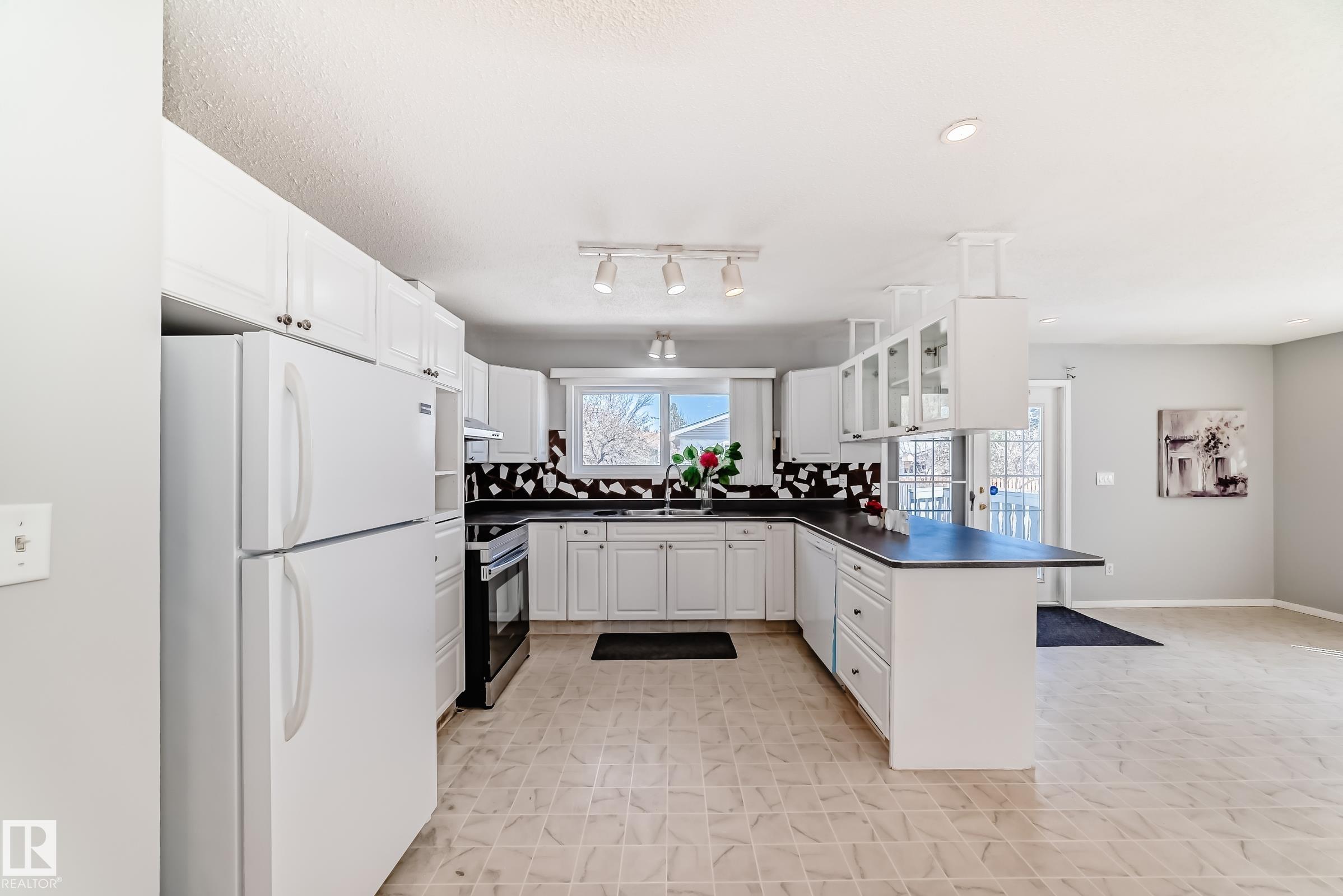 https://zimg.paragon.ice.com/ParagonImages/Property/PM/RAE/225400338/13/0/0/12f8cae34e5f20d97061305f2e830599/1/74fe6708308e75b29fff8ff1140d4409/225400338-46f6be1b-234c-4862-ac88-0dddcaf48466.JPG
