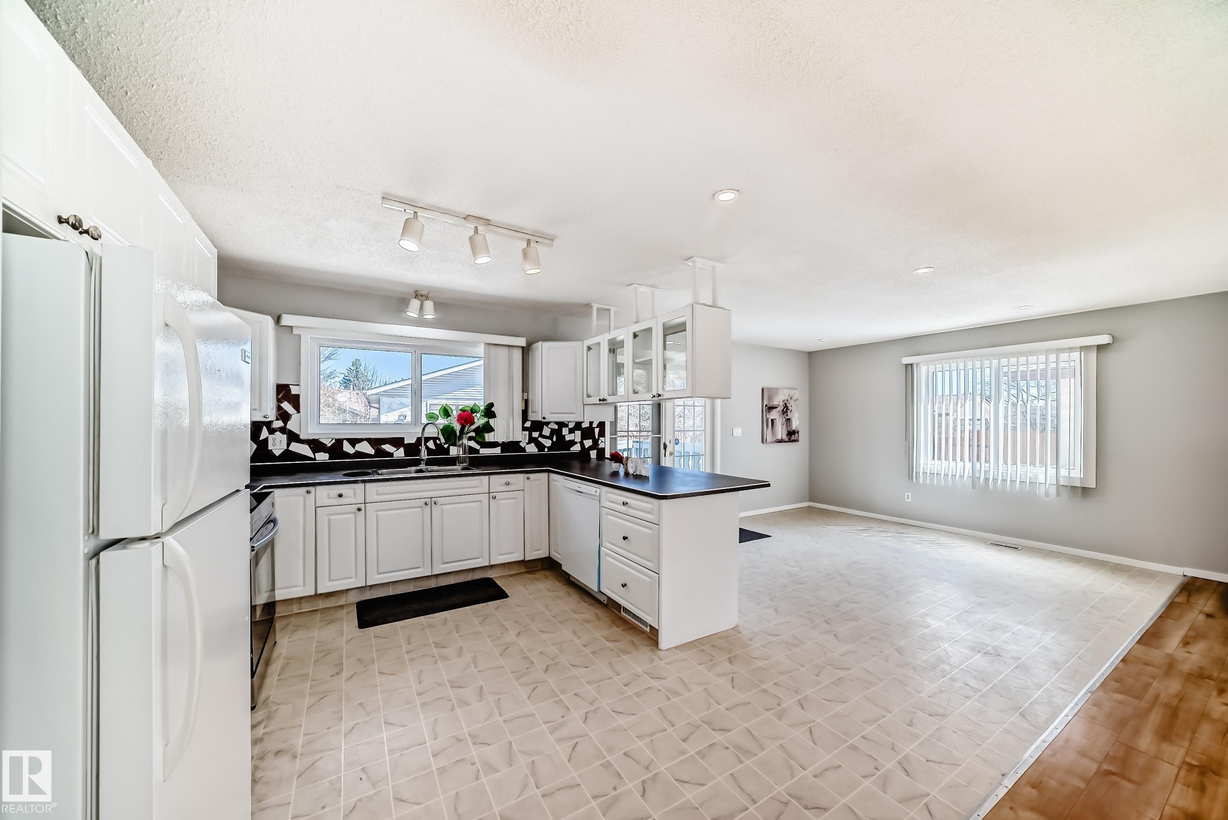 https://zimg.paragon.ice.com/ParagonImages/Property/PM/RAE/225400338/14/0/0/f38100e28d95ceed1596c405d9142399/1/74fe6708308e75b29fff8ff1140d4409/225400338-9ba8a893-3778-46f1-9114-6ec1944ba6b2.JPG