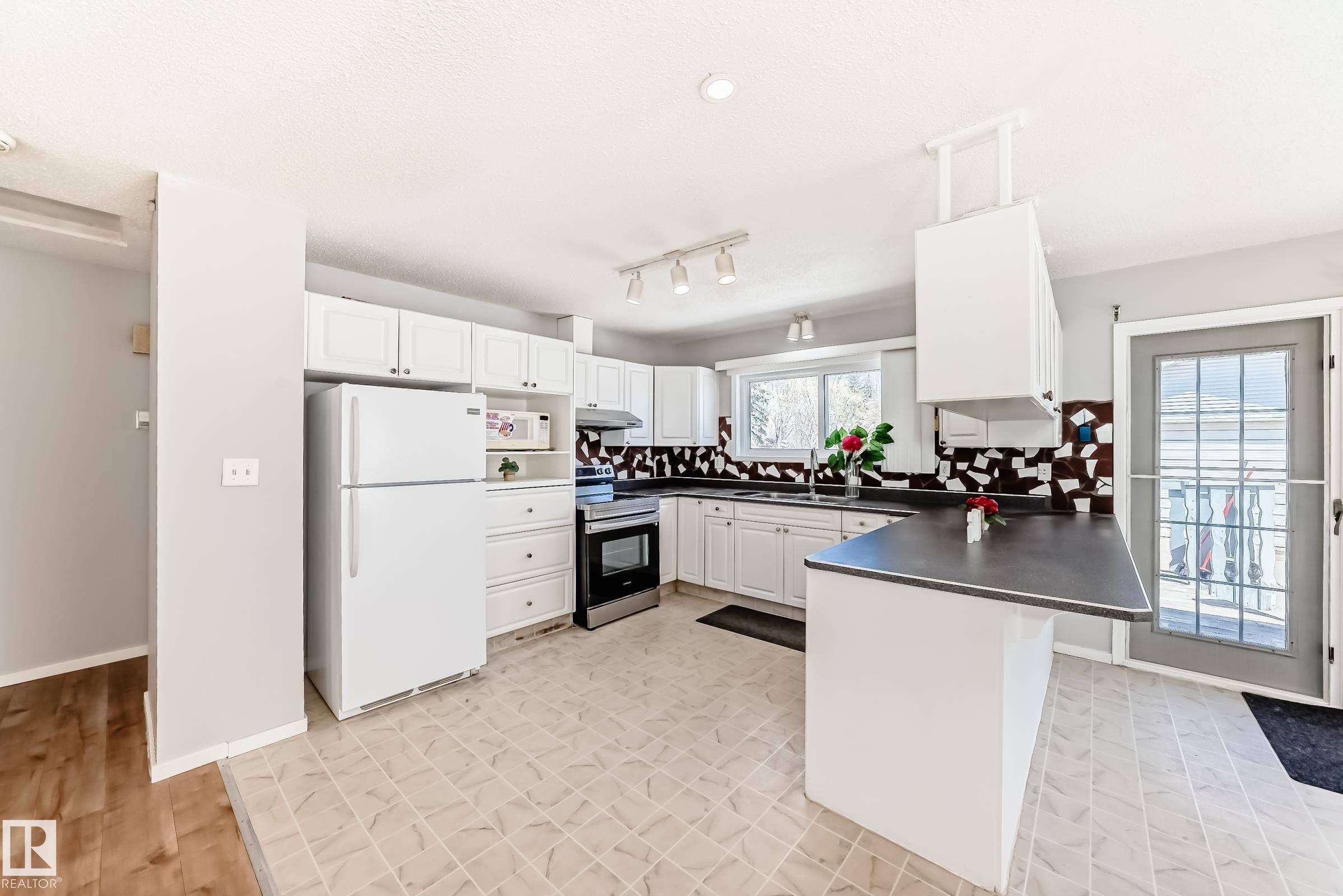 https://zimg.paragon.ice.com/ParagonImages/Property/PM/RAE/225400338/15/0/0/7d962785890b1dcf497c2cef44870e17/1/74fe6708308e75b29fff8ff1140d4409/225400338-d07b77b6-eab0-4ace-93e6-d8e838c71831.JPG