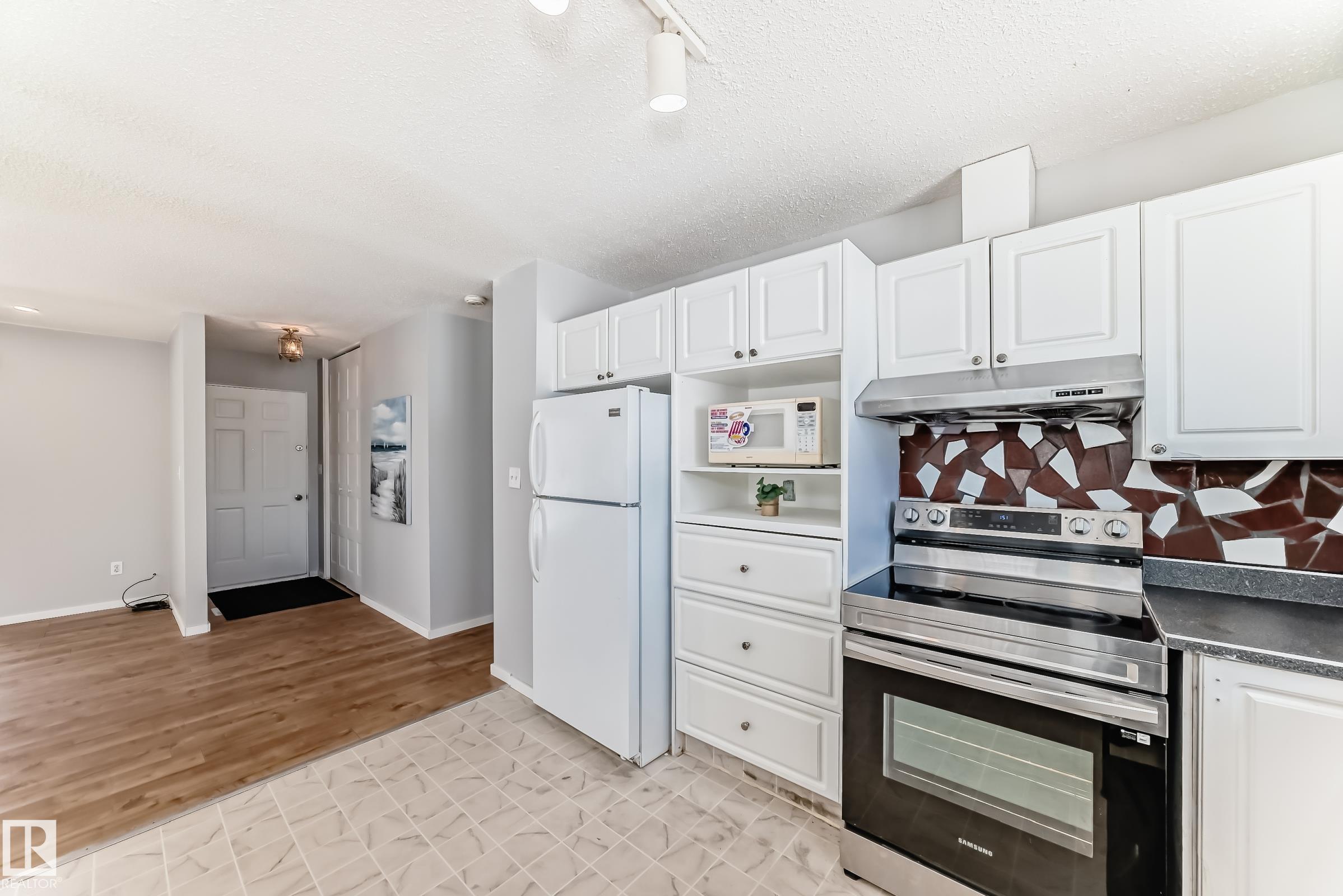 https://zimg.paragon.ice.com/ParagonImages/Property/PM/RAE/225400338/16/0/0/7940057a5509f5d4b057ac1edfdfdffe/1/74fe6708308e75b29fff8ff1140d4409/225400338-25414fca-ee2f-4dbb-bb38-618d5a6fe5c0.JPG