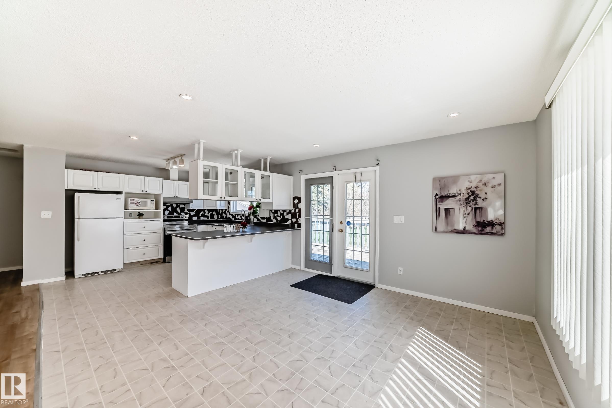 https://zimg.paragon.ice.com/ParagonImages/Property/PM/RAE/225400338/19/0/0/305a6656a9a3efbd67f07e2f18feb183/1/74fe6708308e75b29fff8ff1140d4409/225400338-a16a3d86-542a-4e44-a795-3101c211711d.JPG
