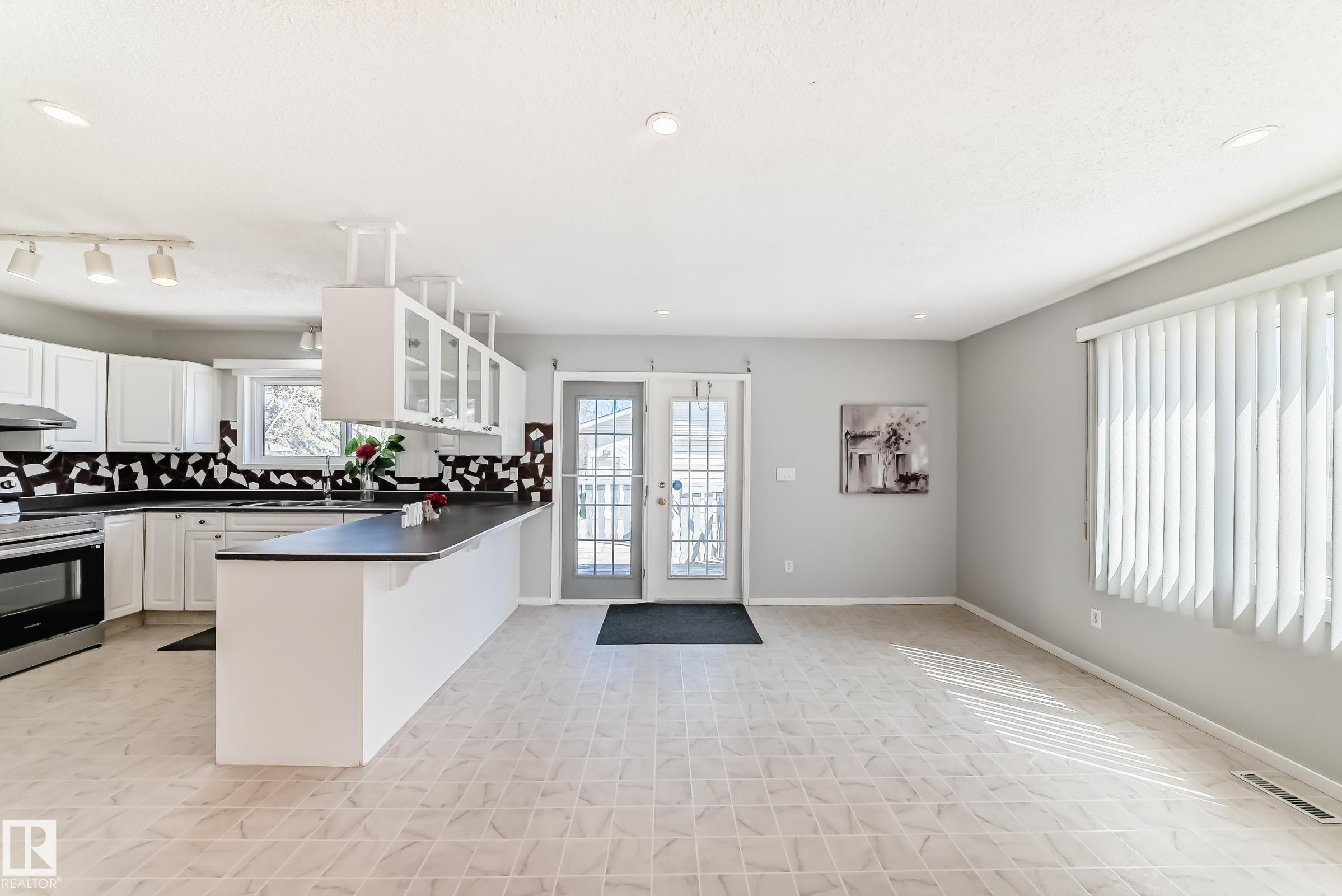 https://zimg.paragon.ice.com/ParagonImages/Property/PM/RAE/225400338/20/0/0/cd3e2e7944546c2c9a8a25b0c1cbec98/1/74fe6708308e75b29fff8ff1140d4409/225400338-dfc2f733-1469-48f8-a389-2757adff861d.JPG