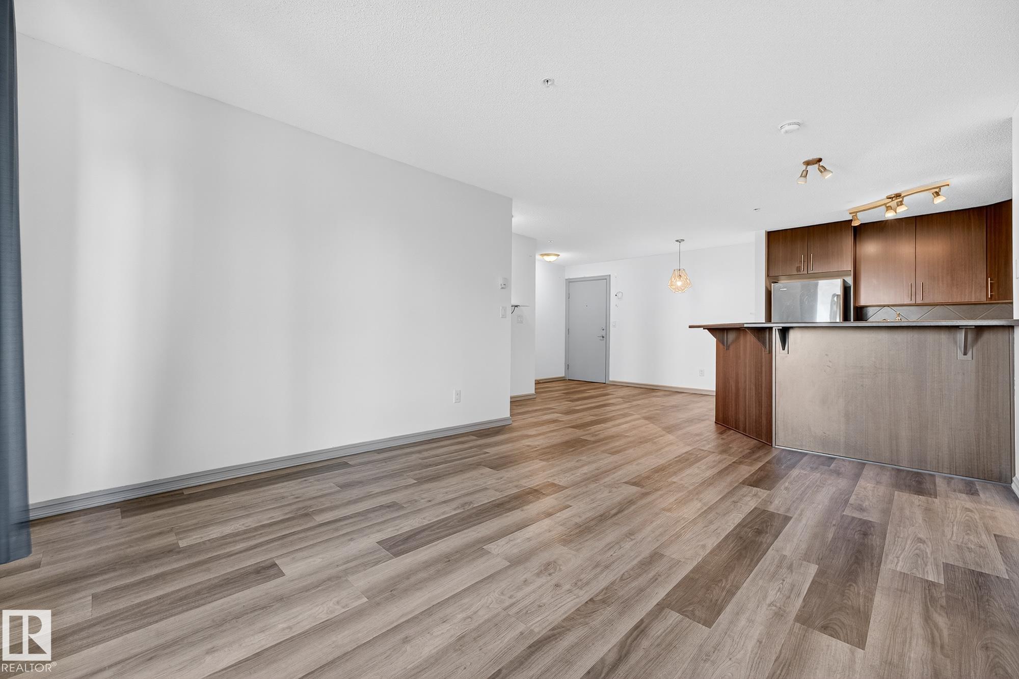 https://zimg.paragon.ice.com/ParagonImages/Property/PM/RAE/225400341/14/0/0/4217ef96073064d2be66862eb6f3dd14/1/fc5a4359451d58cdc060131bf7e22e37/225400341-6011ddd0-c98e-4c6a-b24a-0bec0e31f2d7.JPG