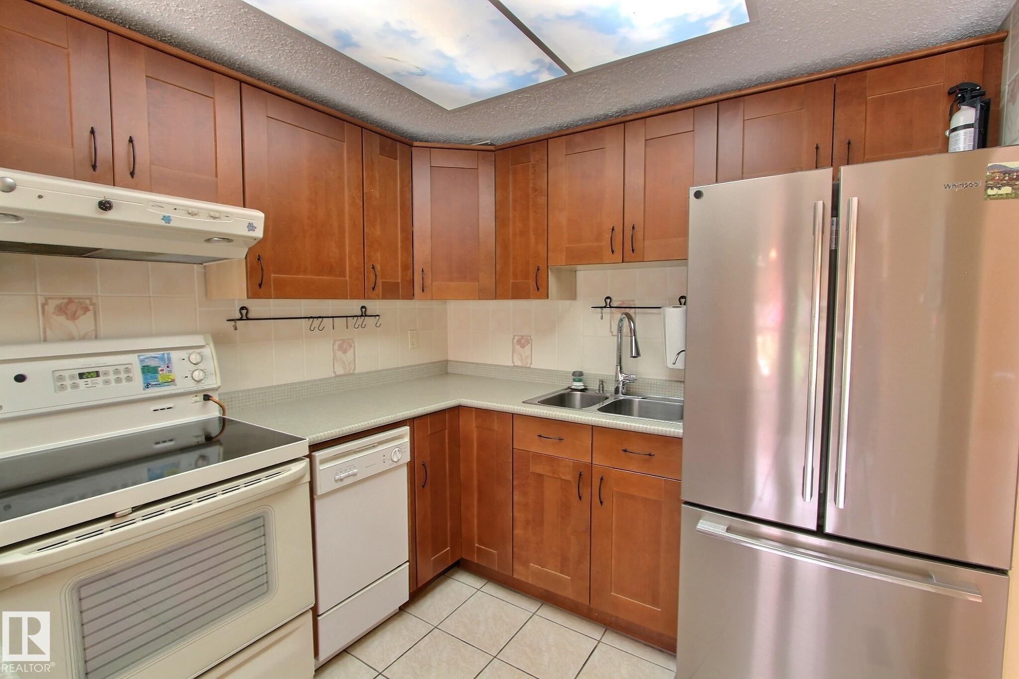 https://zimg.paragon.ice.com/ParagonImages/Property/PM/RAE/225400353/12/0/0/8a33c41961a16a1ac5149c526ddb5ce0/1/cca65b8502fed4727b85fe1d0b6155e9/225400353-c627ac43-65c4-4a04-a12d-6e3597b7de18.JPG