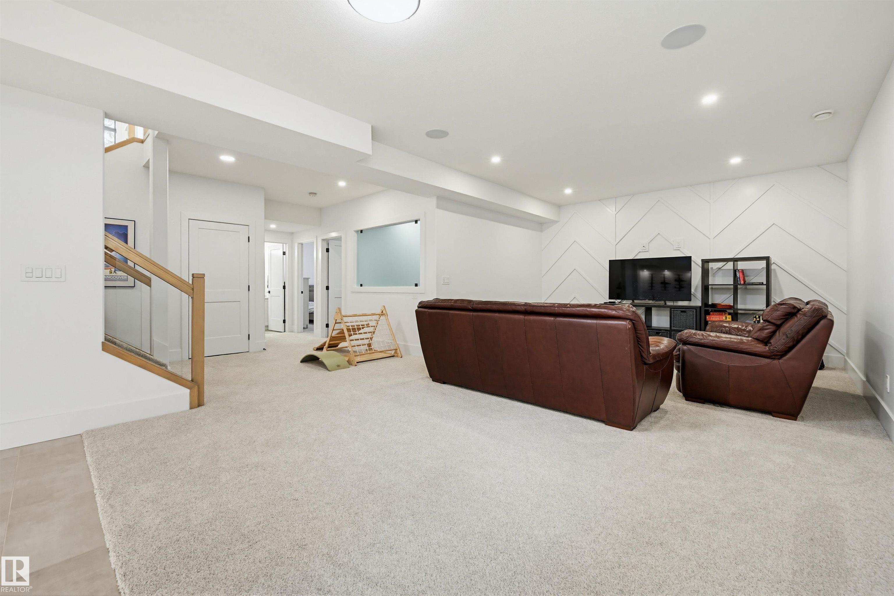 https://zimg.paragon.ice.com/ParagonImages/Property/PM/RAE/225400404/40/0/0/068005fe5334f3cc3174553480da446f/1/569aff060f9400743eb28f45c6f2cd9f/225400404-a44be95a-a8dd-49d4-8fe5-1f1fe3d4b353.JPG