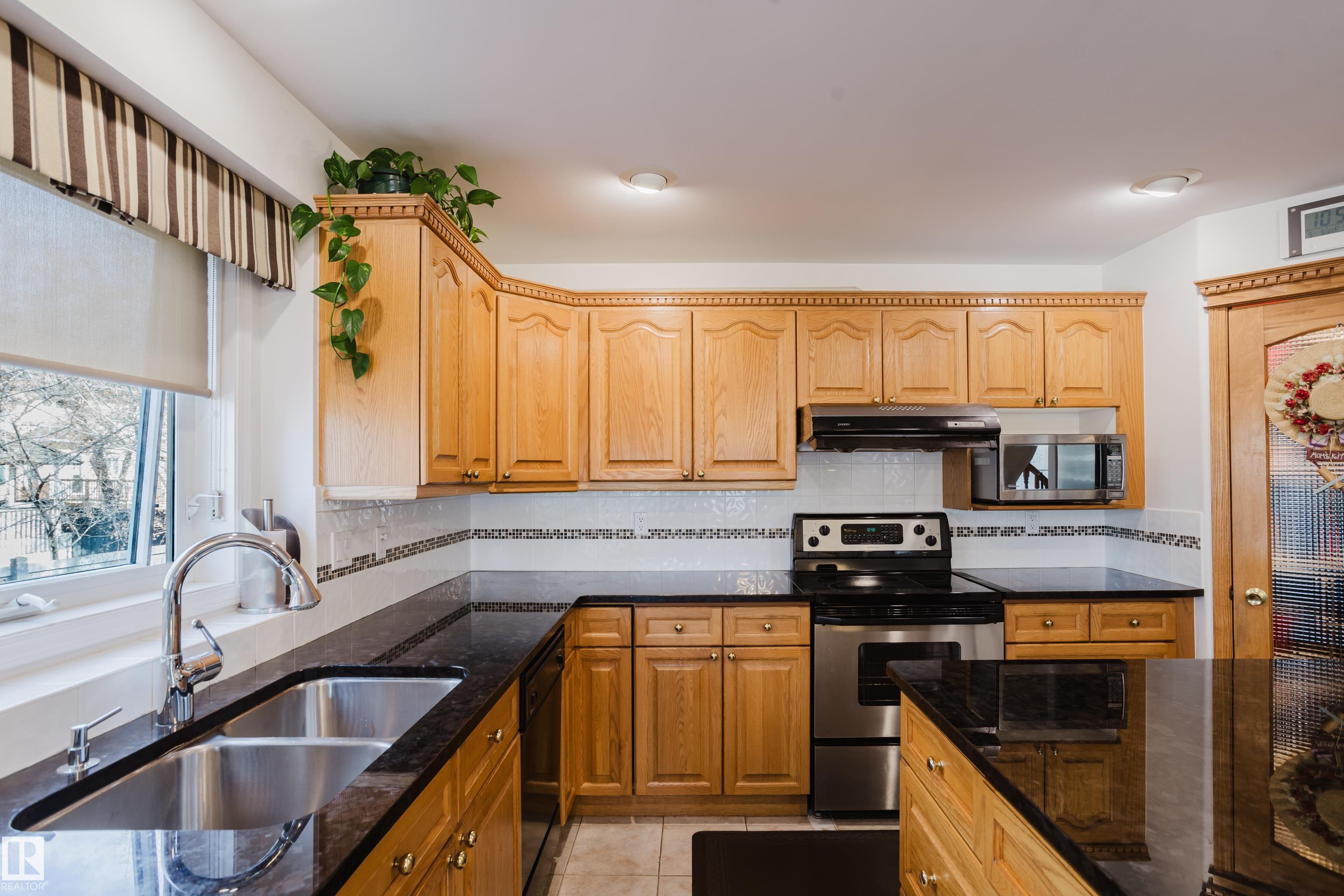 Photo 8 at 518 Reid Close NW, Rhatigan Ridge, Edmonton