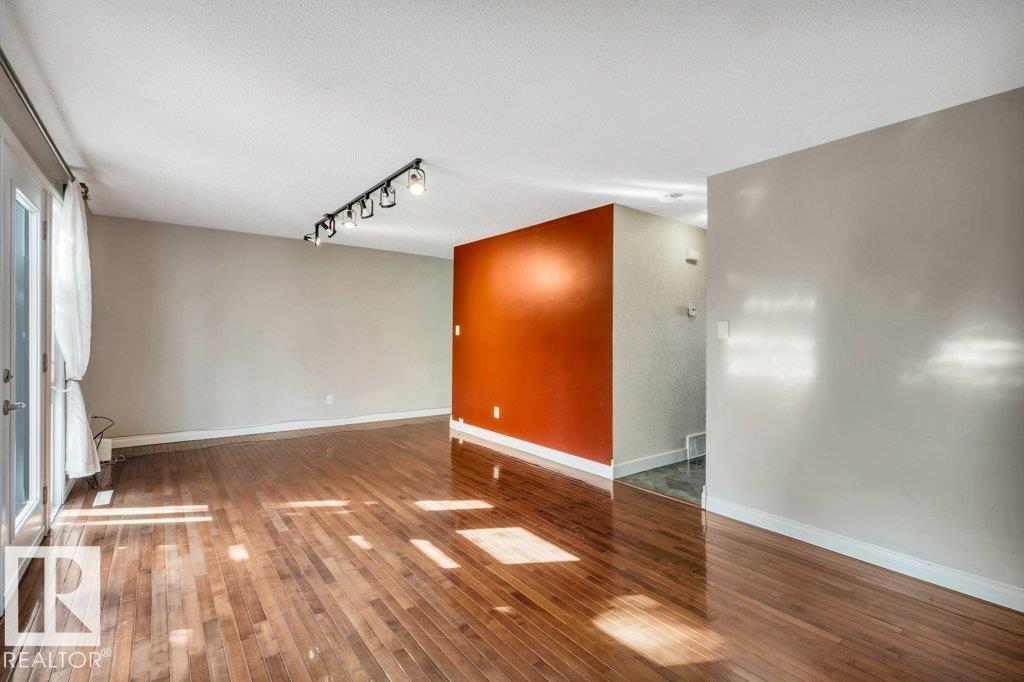 https://zimg.paragon.ice.com/ParagonImages/Property/PM/RAE/225400450/10/0/0/c951fd649f555d2a0210f92eec301691/1/0d39b2e8dc7b8f135608574c21cfcbe1/225400450-4f71e77f-ad20-49dc-93fd-18b76e676872.JPG