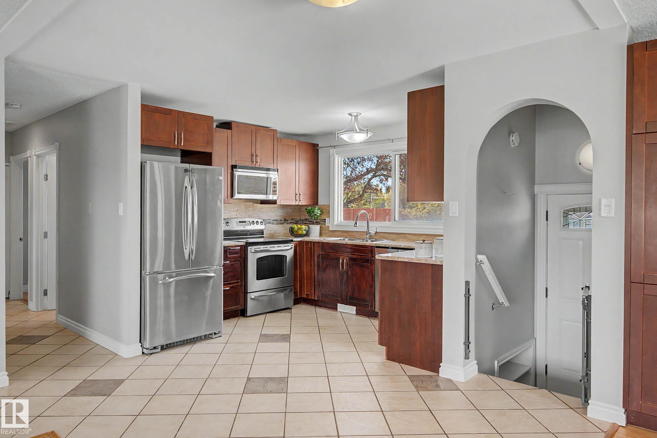 https://zimg.paragon.ice.com/ParagonImages/Property/PM/RAE/225400457/12/0/0/aa8d049b8b970a38570a59fa4a39a484/1/7f8ee957c7fc7745942292a2bad45084/225400457-4938391f-2f10-461d-aac7-2f85b34a8d83.JPG