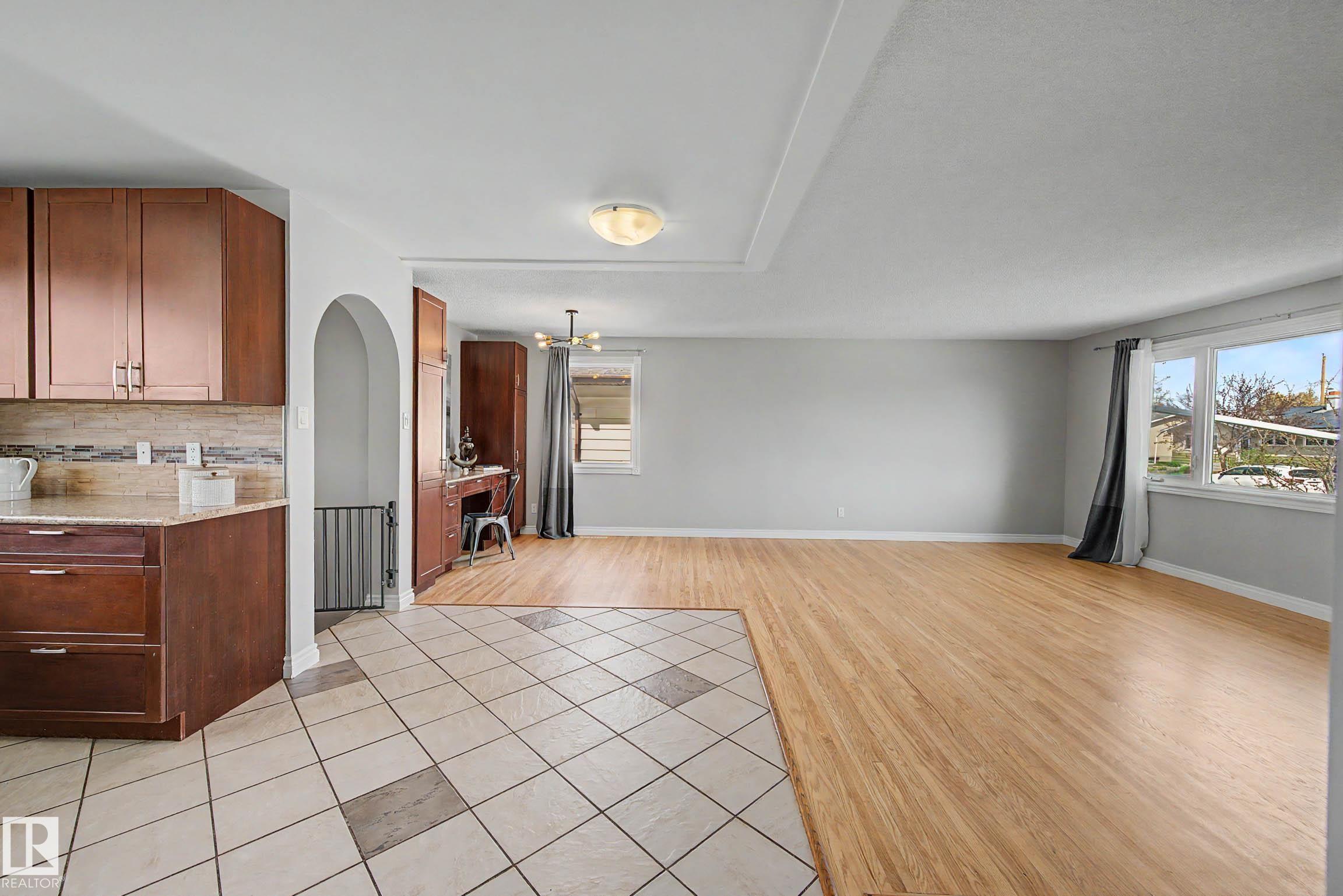 https://zimg.paragon.ice.com/ParagonImages/Property/PM/RAE/225400457/13/0/0/1ba14af9e673eb26bfcd13e34563cbac/1/7f8ee957c7fc7745942292a2bad45084/225400457-15ac5fe6-4ea6-4cc4-a867-fd99d1498c3b.JPG