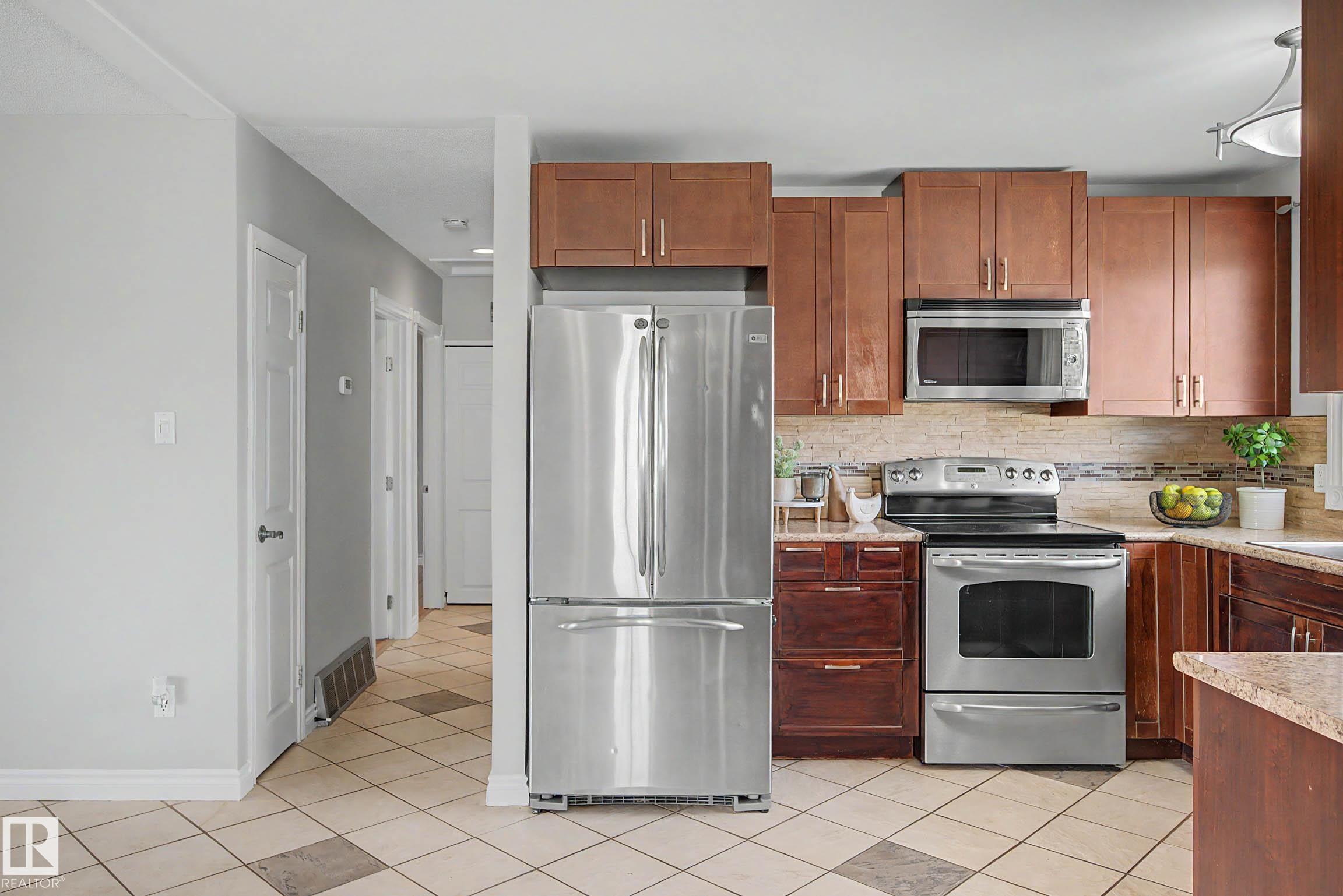 https://zimg.paragon.ice.com/ParagonImages/Property/PM/RAE/225400457/14/0/0/80e091ce41ea4b393cfb944c3414aac0/1/7f8ee957c7fc7745942292a2bad45084/225400457-8a6c839e-27f6-47b7-b716-25d05e8e0d3b.JPG