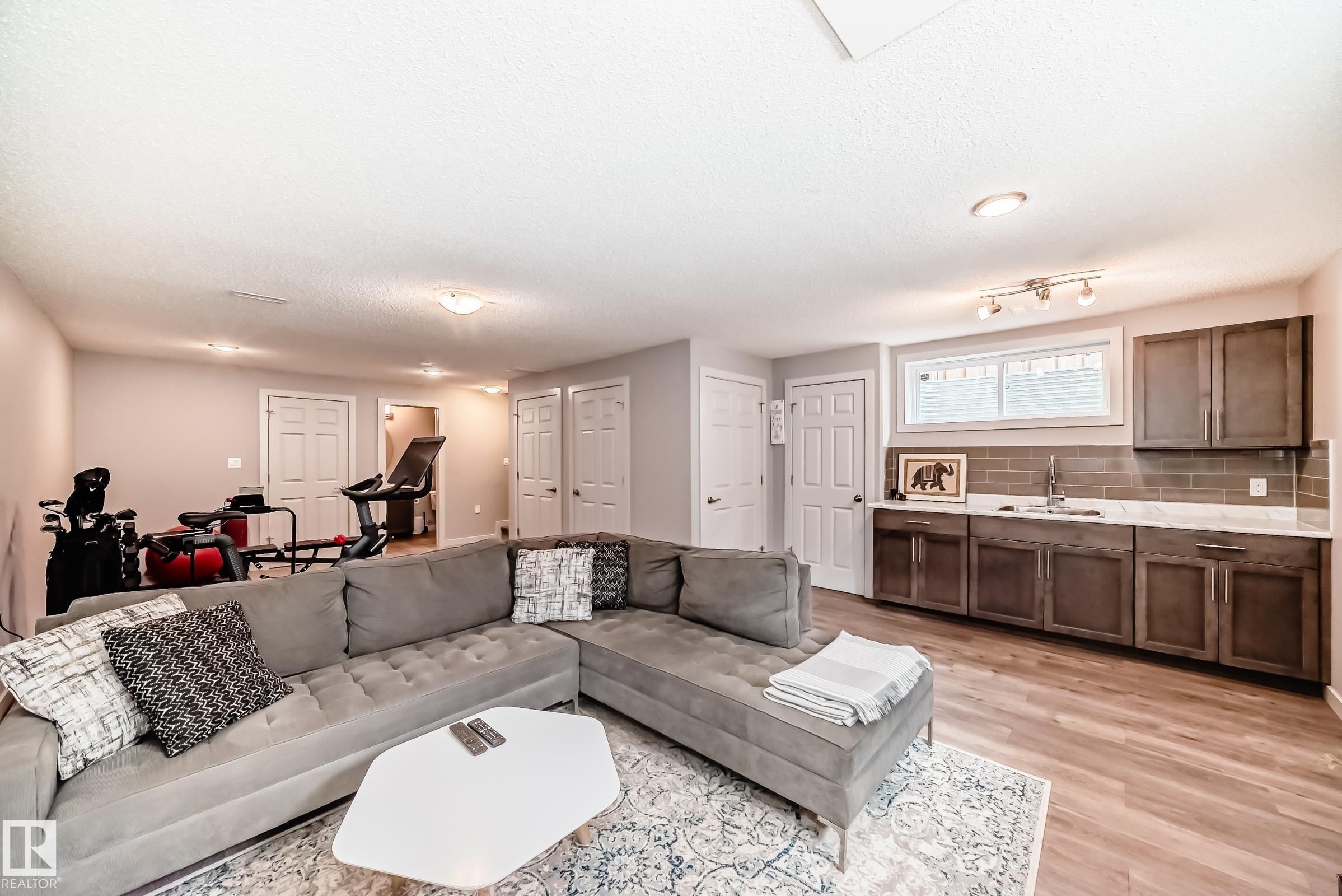 https://zimg.paragon.ice.com/ParagonImages/Property/PM/RAE/225400459/35/0/0/9f19c0d4f308011a243f37f41420fd67/1/39d74775413a5891b4a5e8c4a995cf84/225400459-39de1c27-b6a9-4105-83c3-1c72bfb2d7eb.JPG