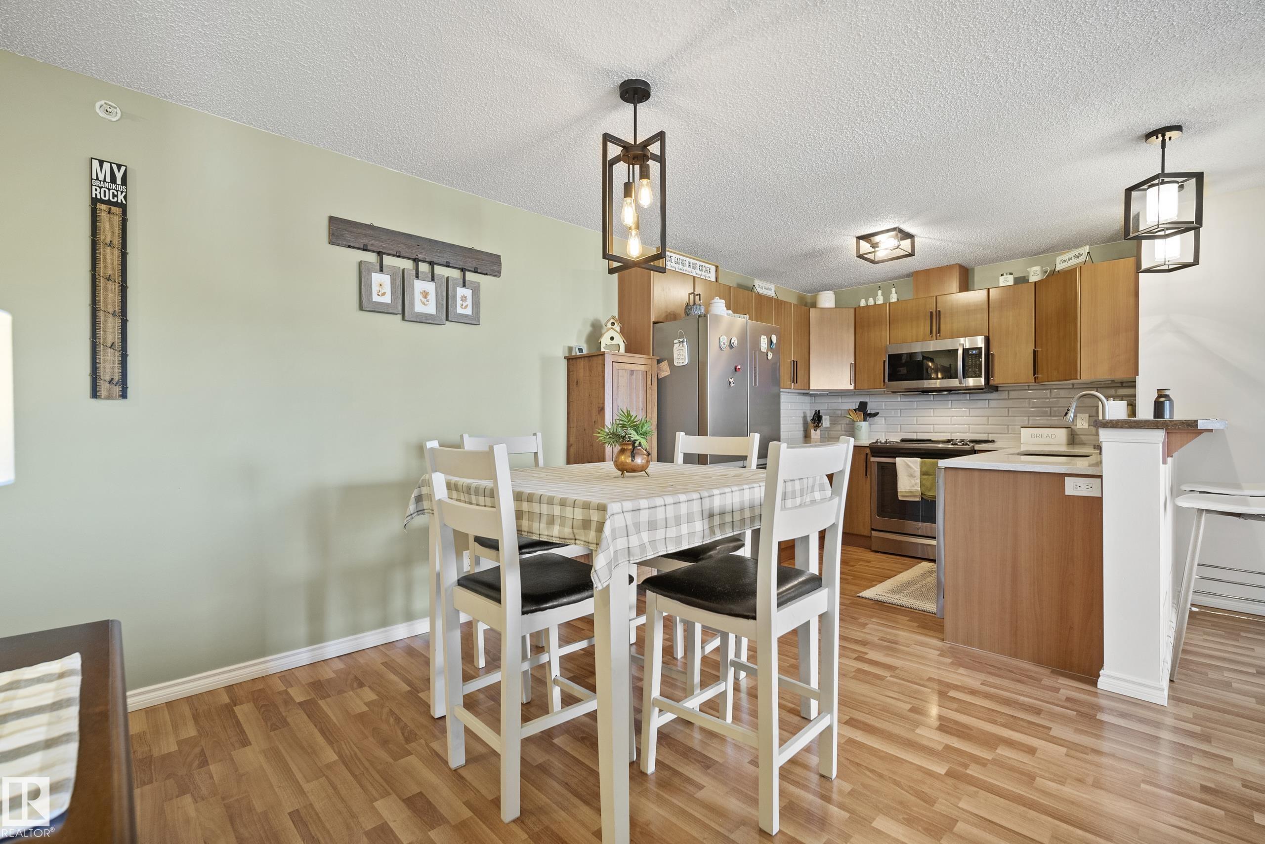 https://zimg.paragon.ice.com/ParagonImages/Property/PM/RAE/225400471/7/0/0/30b6b4e237aa2f678376b8d790b8bb93/1/9bb31325ed8675b8cb116781d947d854/225400471-e37cea86-cc74-405c-8081-66834886e7a8.JPG