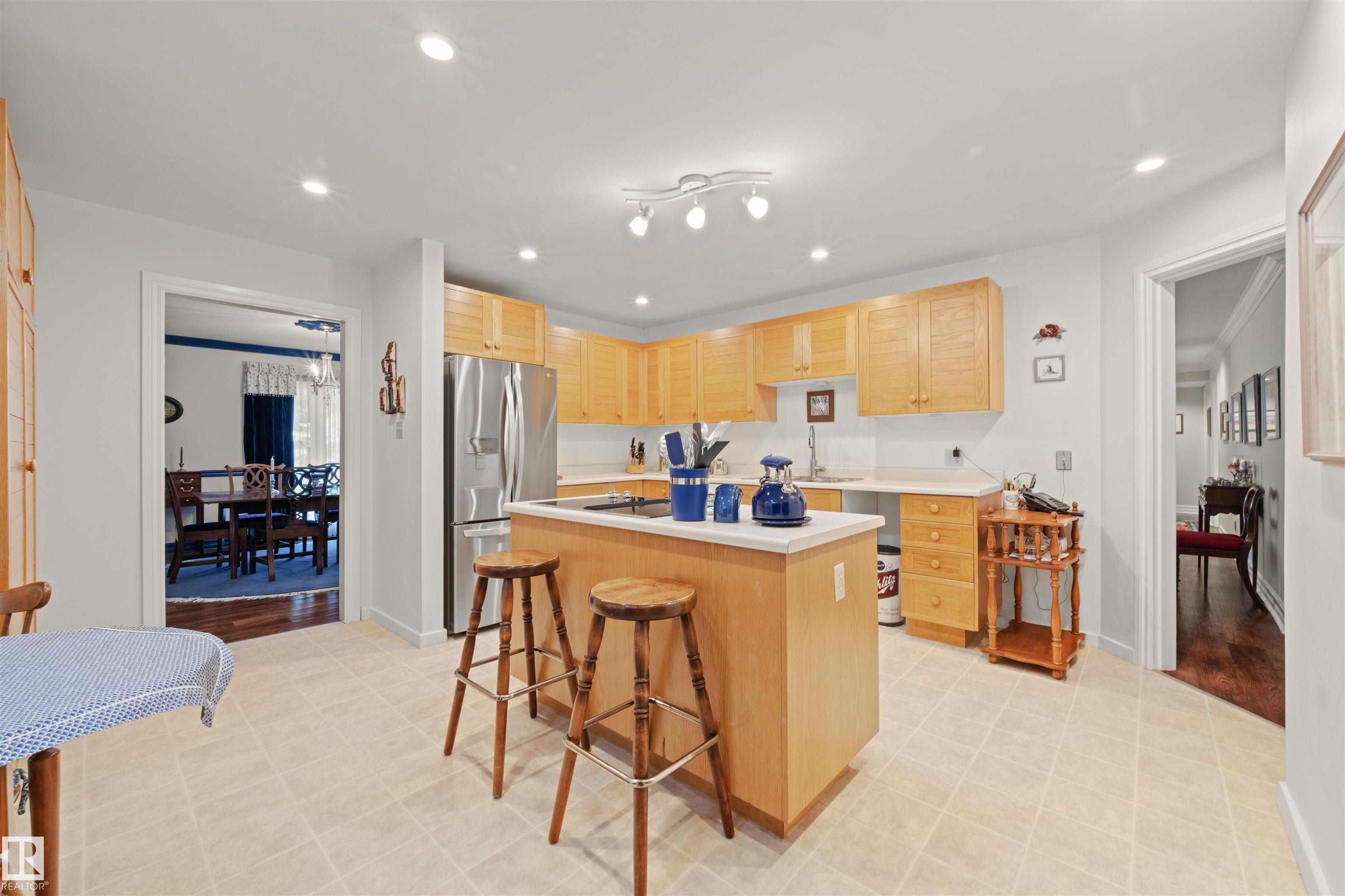 https://zimg.paragon.ice.com/ParagonImages/Property/PM/RAE/225400489/10/0/0/cad72ca9e237e72673cd1b658a9af845/1/a7cb723ab67148bda7c8b7b0e8f06317/225400489-34e760f4-15b6-4640-8572-3b42e6e8f981.JPG