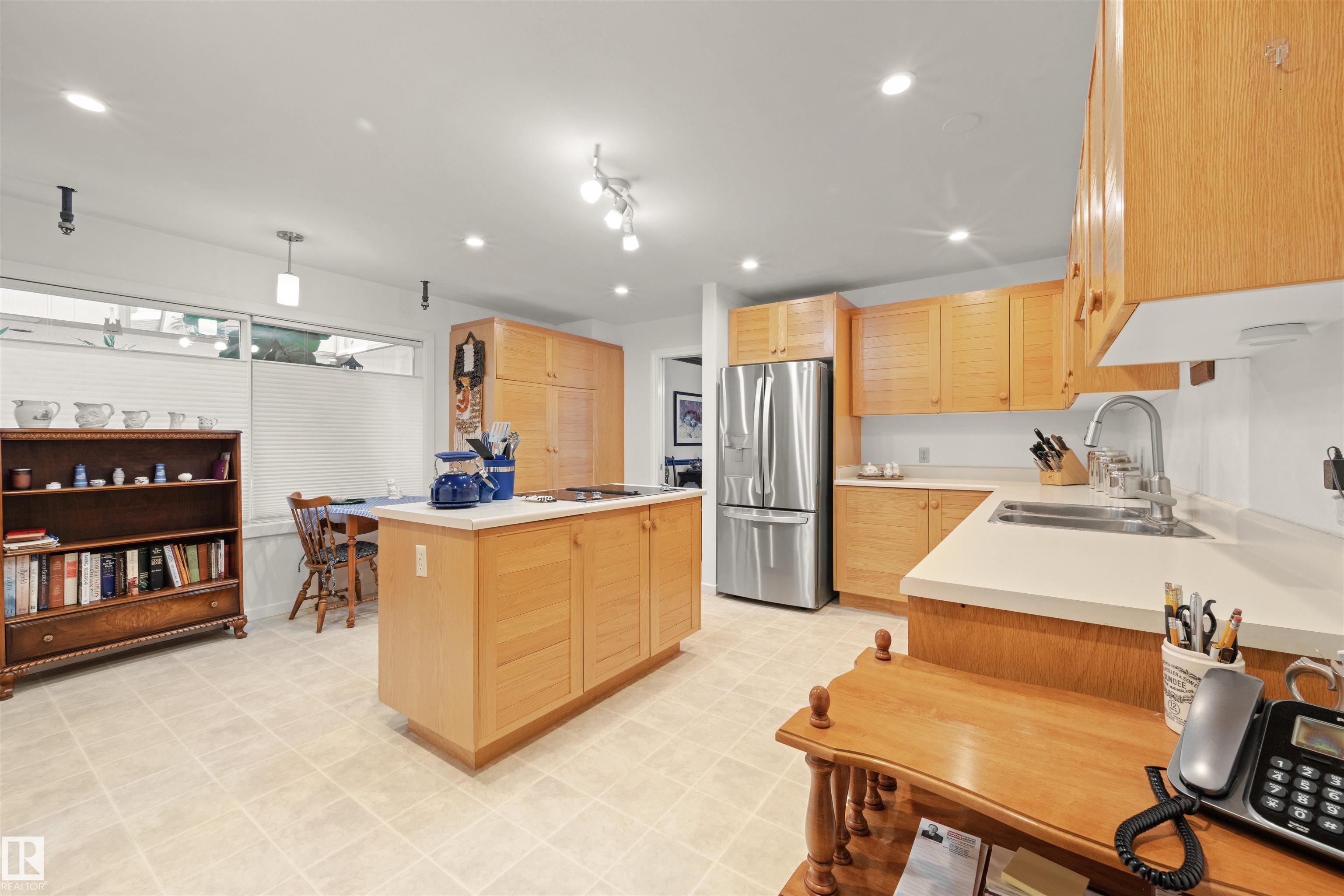https://zimg.paragon.ice.com/ParagonImages/Property/PM/RAE/225400489/11/0/0/49f5d69450756ab01b27fad05f8114da/1/a7cb723ab67148bda7c8b7b0e8f06317/225400489-0c1a63b2-019b-4af8-9a28-b18b6a03f2bc.JPG