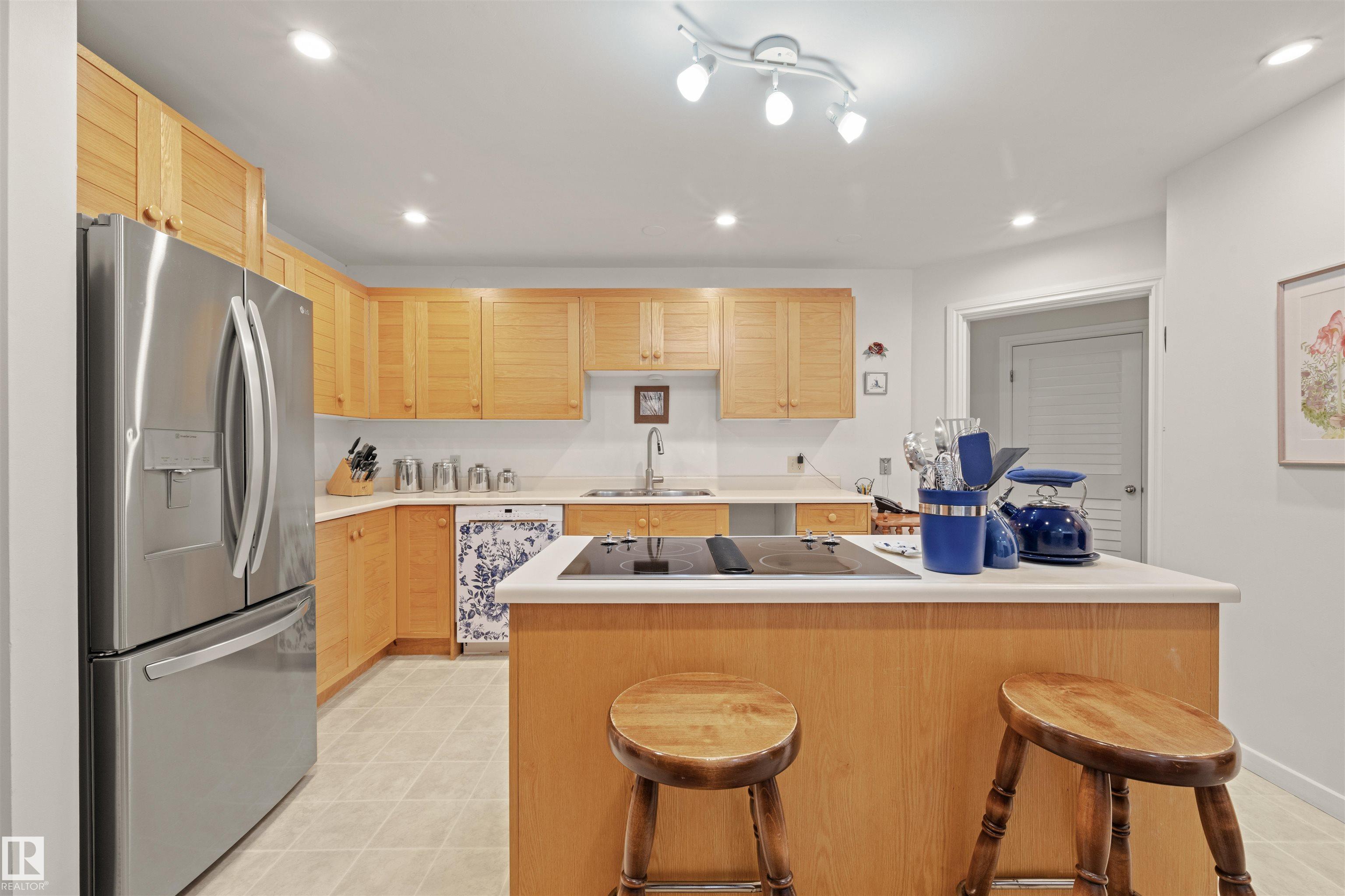 https://zimg.paragon.ice.com/ParagonImages/Property/PM/RAE/225400489/12/0/0/a52ecc28cb547c58742d5a14aa29ecca/1/a7cb723ab67148bda7c8b7b0e8f06317/225400489-70a442a4-c994-42b6-8d7e-20da8f63791a.JPG