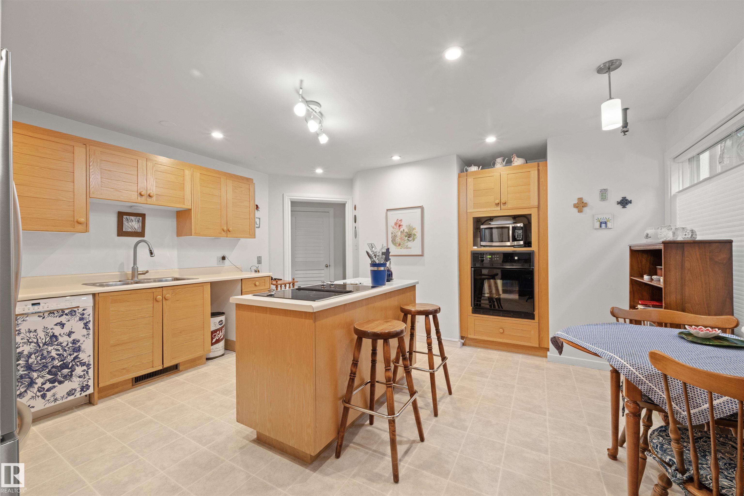 https://zimg.paragon.ice.com/ParagonImages/Property/PM/RAE/225400489/13/0/0/41ea91a97cd64429596af040742715e3/1/a7cb723ab67148bda7c8b7b0e8f06317/225400489-99e31892-98db-4d87-9da9-4bc4d583dad7.JPG