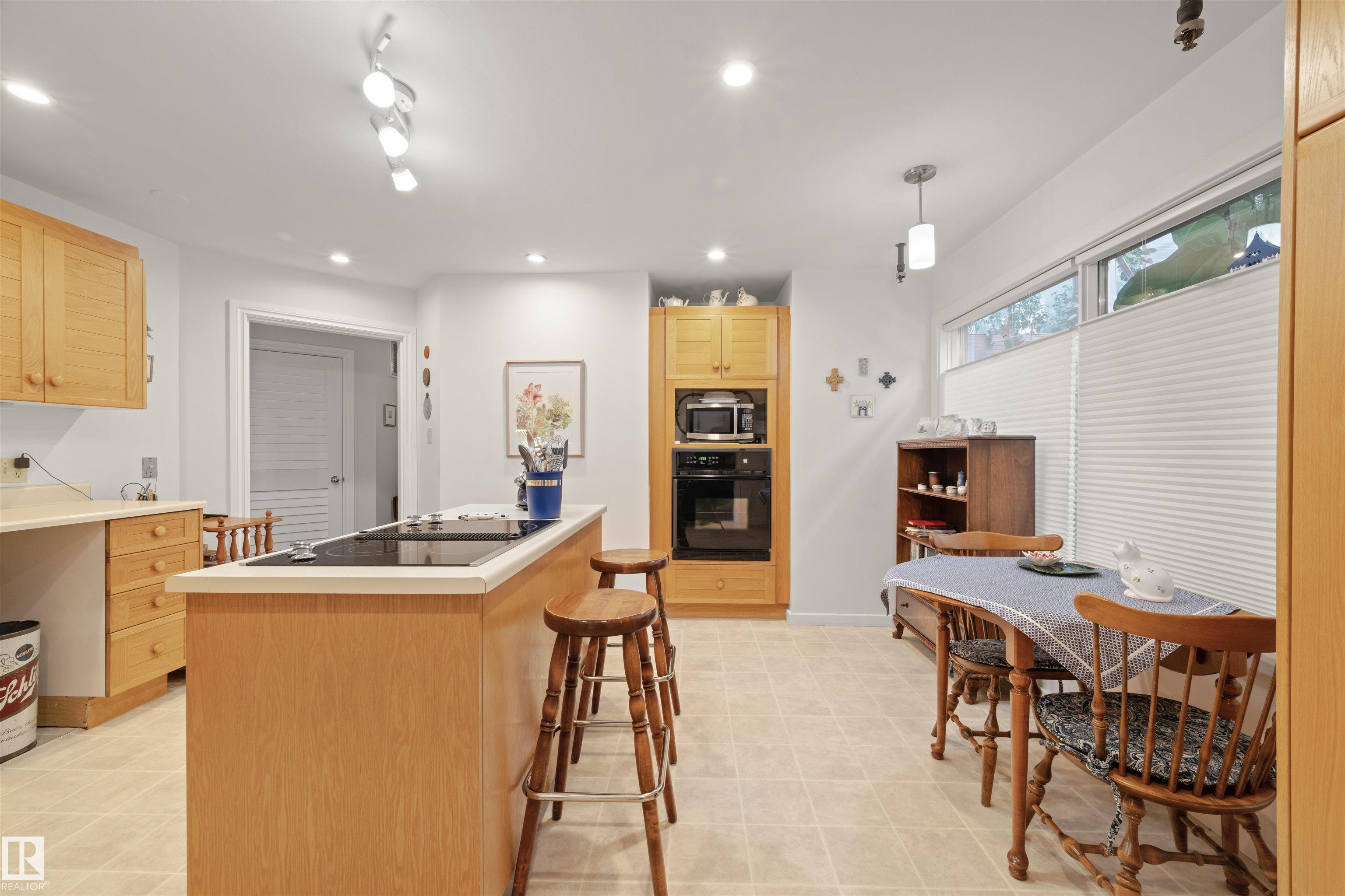 https://zimg.paragon.ice.com/ParagonImages/Property/PM/RAE/225400489/14/0/0/2f4e3c5ec557468692f0607bb6575c7c/1/a7cb723ab67148bda7c8b7b0e8f06317/225400489-ed531b55-c5f0-429c-a749-29a2f959322d.JPG