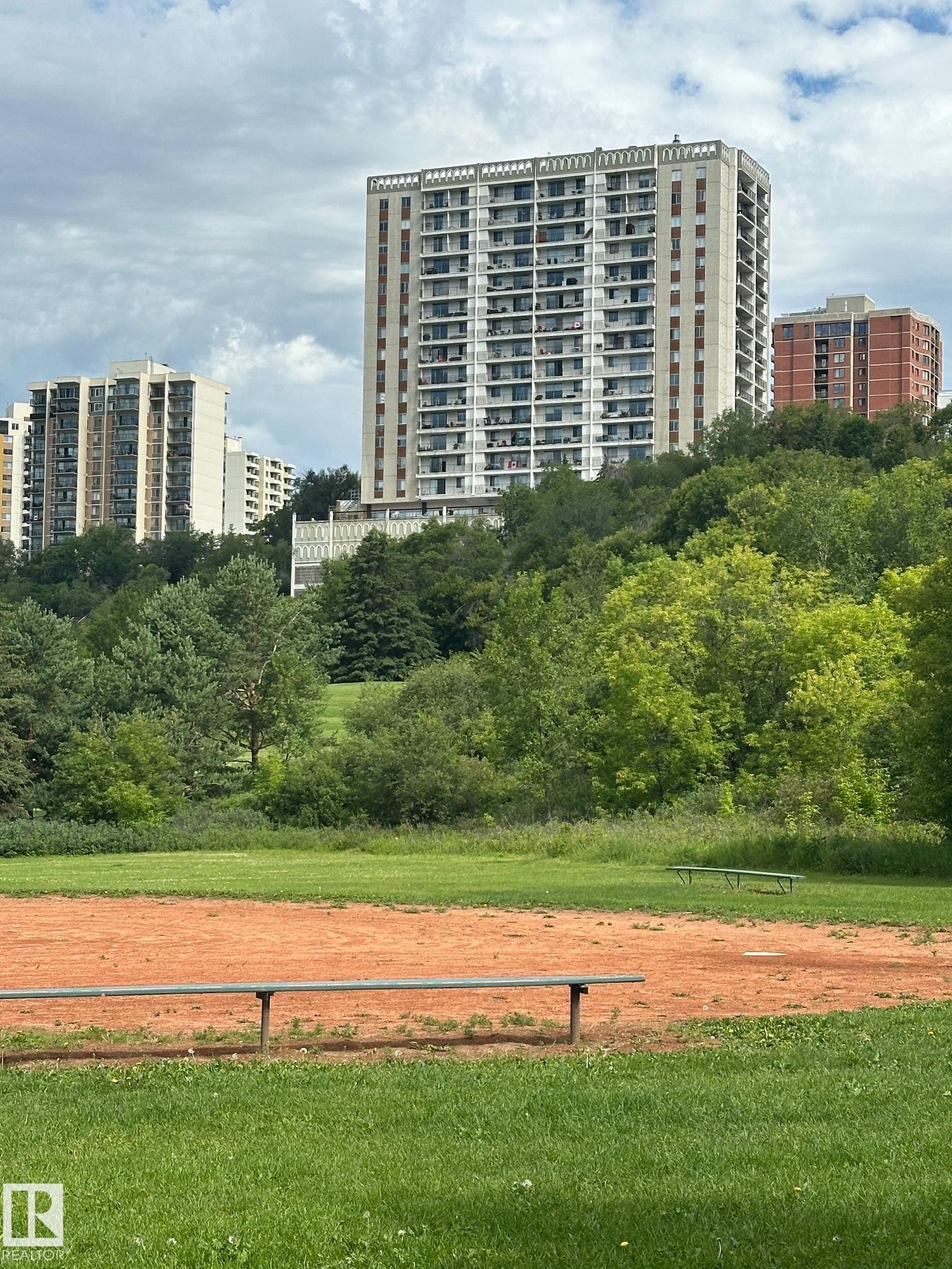 https://zimg.paragon.ice.com/ParagonImages/Property/PM/RAE/225400493/63/0/0/6f422b6a3ea6b65de439f153a15e32d5/1/72f3096d33d8f3216c256f193e570f69/225400493-1b27cdf4-0c18-485f-8ca3-55029edbcb97.JPG