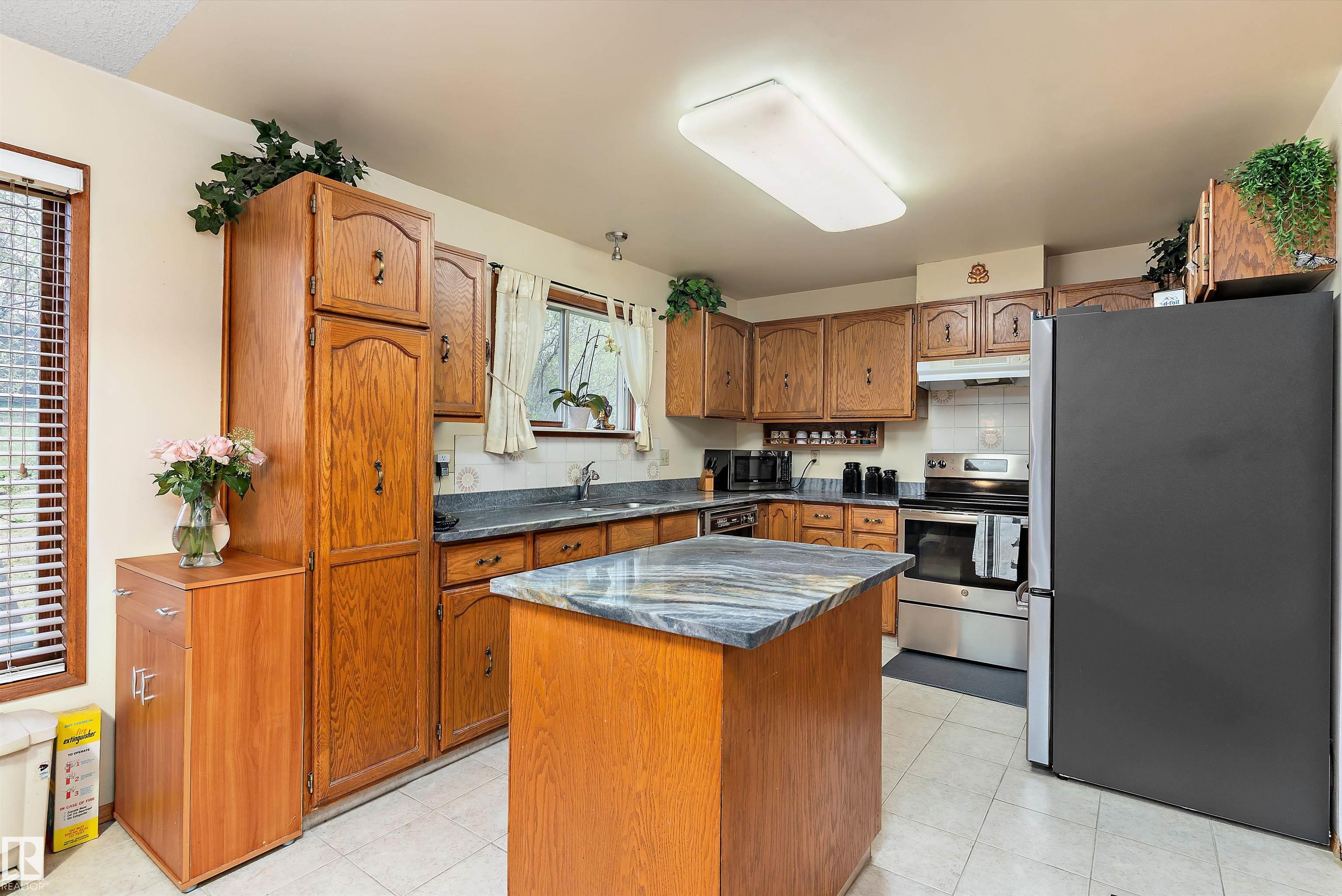 https://zimg.paragon.ice.com/ParagonImages/Property/PM/RAE/225400505/12/0/0/7d273f52a24b47c9ae75aa01ae07f8d7/1/9be033226461da22e3fd09dd0343b61c/225400505-9a24f17c-b35b-4323-bb31-4ef07a165792.JPG