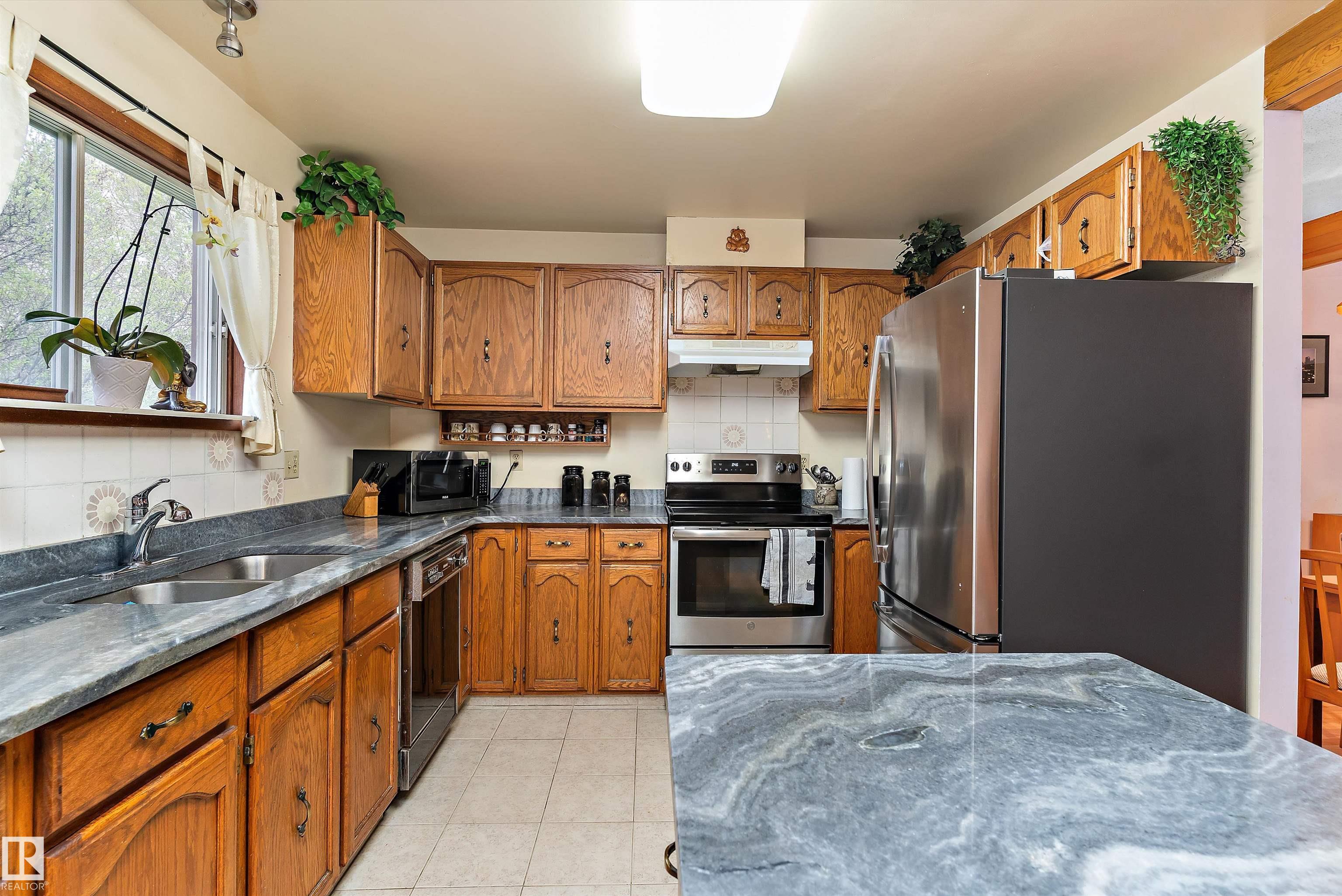 https://zimg.paragon.ice.com/ParagonImages/Property/PM/RAE/225400505/14/0/0/9a410f6d400919d8346cc33df40841f9/1/9be033226461da22e3fd09dd0343b61c/225400505-f1ed9305-eef6-4151-ace2-fa8930882515.JPG