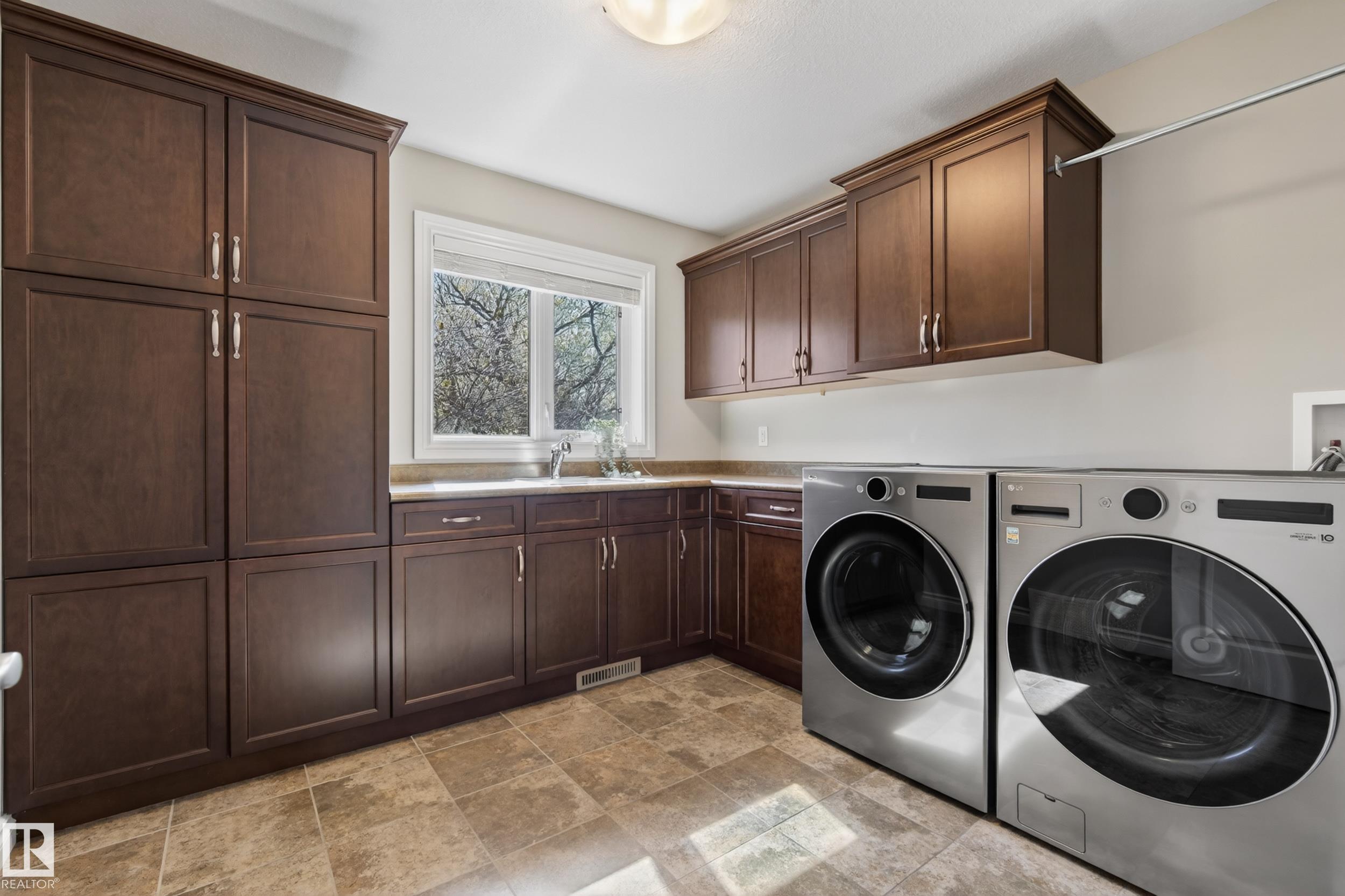 https://zimg.paragon.ice.com/ParagonImages/Property/PM/RAE/225400515/32/0/0/3b7cb932ff5dfe61d72523b3dc5adb3e/1/e3faeff2547c937fdfa92ba4fe94a611/225400515-18acd820-c5bd-4f13-befe-e1de2aa8a0f1.JPG