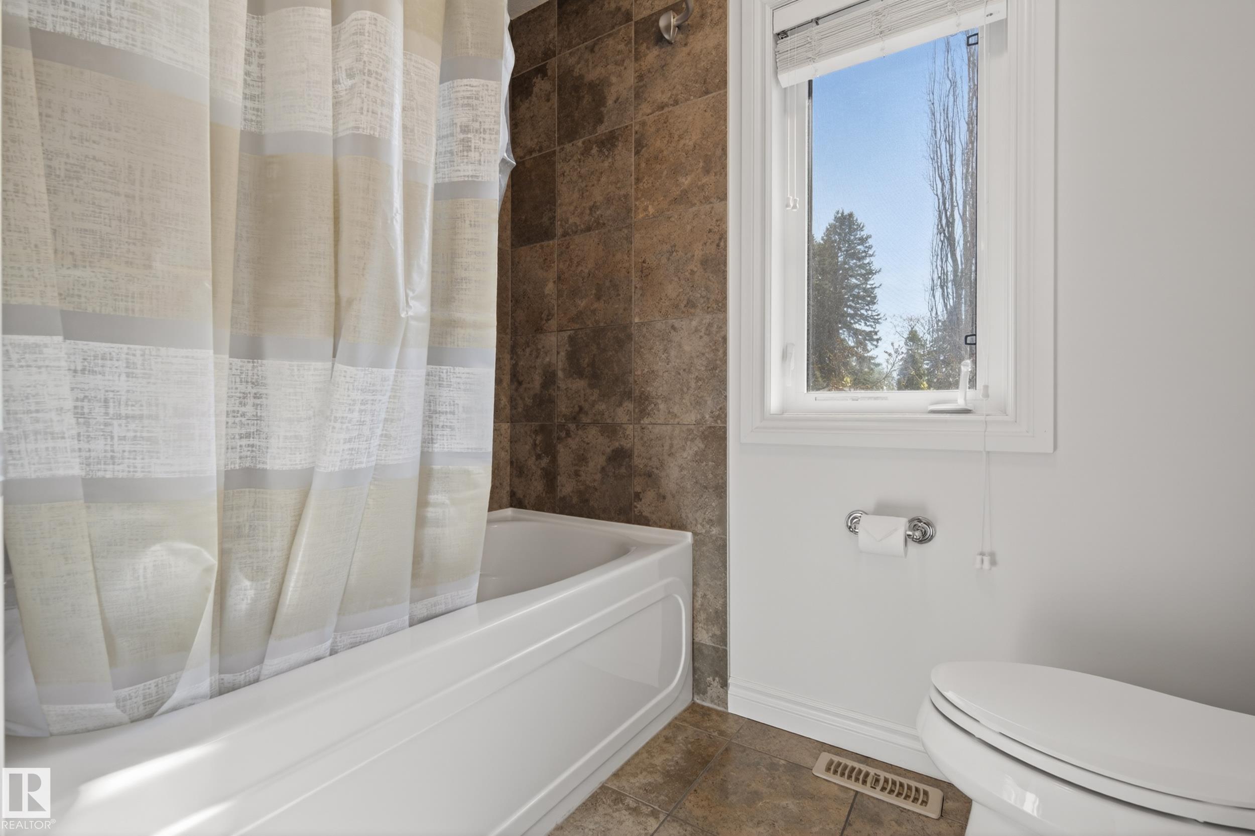 https://zimg.paragon.ice.com/ParagonImages/Property/PM/RAE/225400515/41/0/0/7f98e0f703efd839c73f040f33123dcb/1/e3faeff2547c937fdfa92ba4fe94a611/225400515-0b5bcea1-a66a-40d9-9a1e-d6b983194f5e.JPG