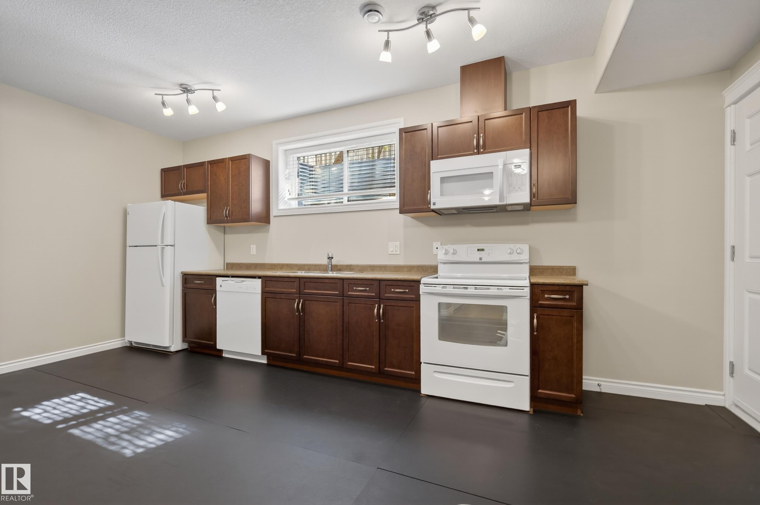 https://zimg.paragon.ice.com/ParagonImages/Property/PM/RAE/225400515/56/0/0/3cf3331cbfdc35f89f35e2afb20d4d4a/1/e3faeff2547c937fdfa92ba4fe94a611/225400515-9c3f75ce-016b-4bfc-9533-aaeb06fe875b.JPG