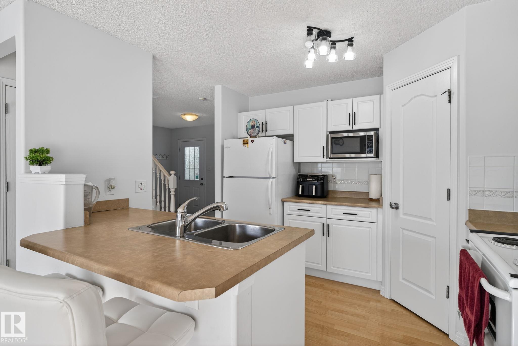 https://zimg.paragon.ice.com/ParagonImages/Property/PM/RAE/225400529/12/0/0/bd988af029170e3c32c643ed1173a84e/1/d49c9340cf298cbe2671e430170dc7b4/225400529-0770fb95-eb1c-49f1-bbf0-5e608cef997b.JPG