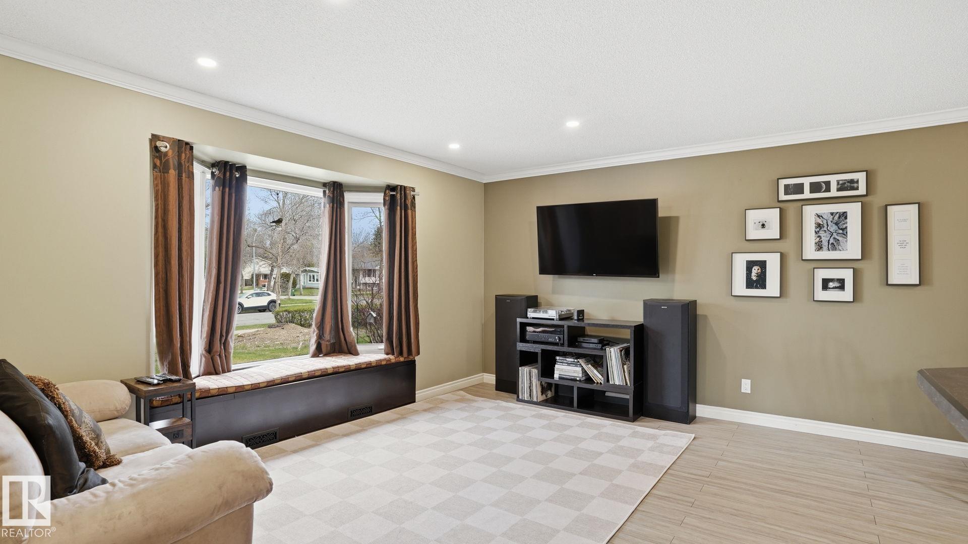 Photo 10 at 27 Addison Crescent, Akinsdale, St. Albert