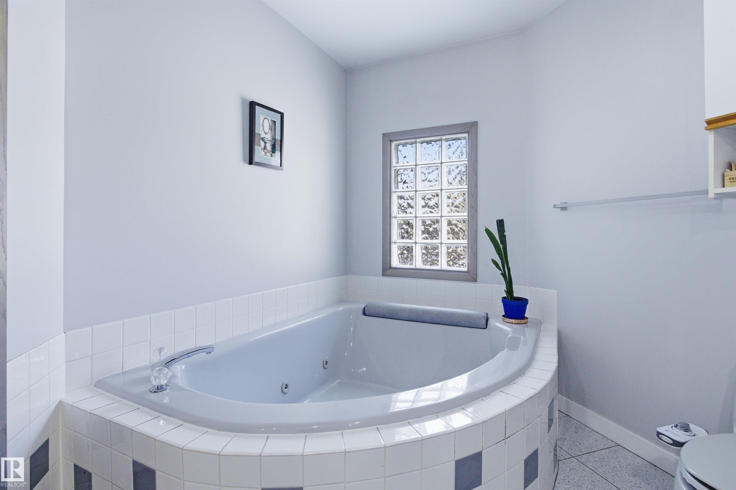 https://zimg.paragon.ice.com/ParagonImages/Property/PM/RAE/225400542/21/0/0/6bf3daf1c4c9559412cf82496c2aa4be/1/d0abde40b70cbe9044c95af9953a5cde/225400542-88cf45e4-3c25-4efe-88e5-71571163a005.JPG