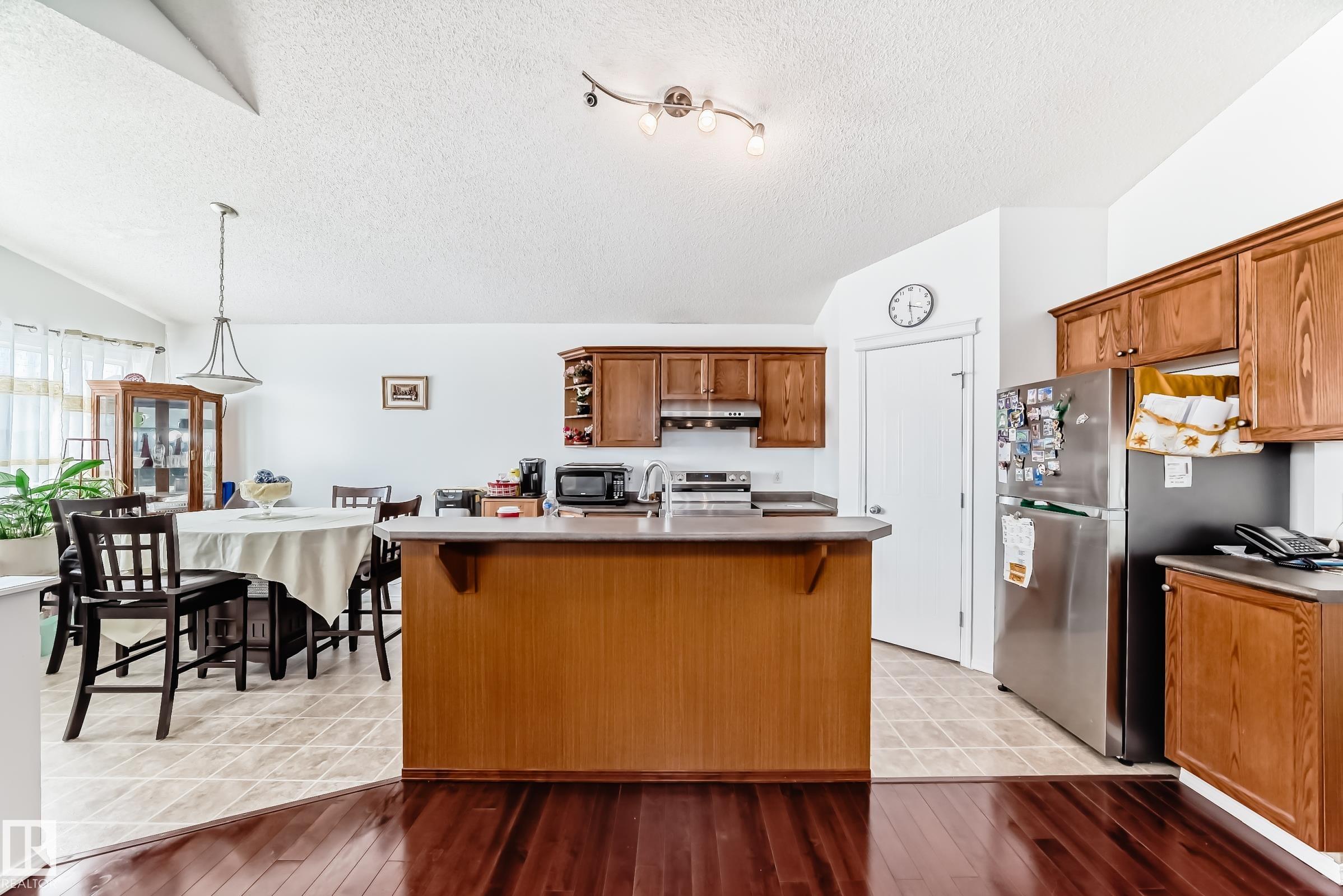 https://zimg.paragon.ice.com/ParagonImages/Property/PM/RAE/225400545/15/0/0/b42ebd5cf5927c8bf515875b40deb5bf/1/60afd552a1f5716008fc92210fc4566d/225400545-8F496A24-671F-4904-9EA6-3BDACE591698.JPG