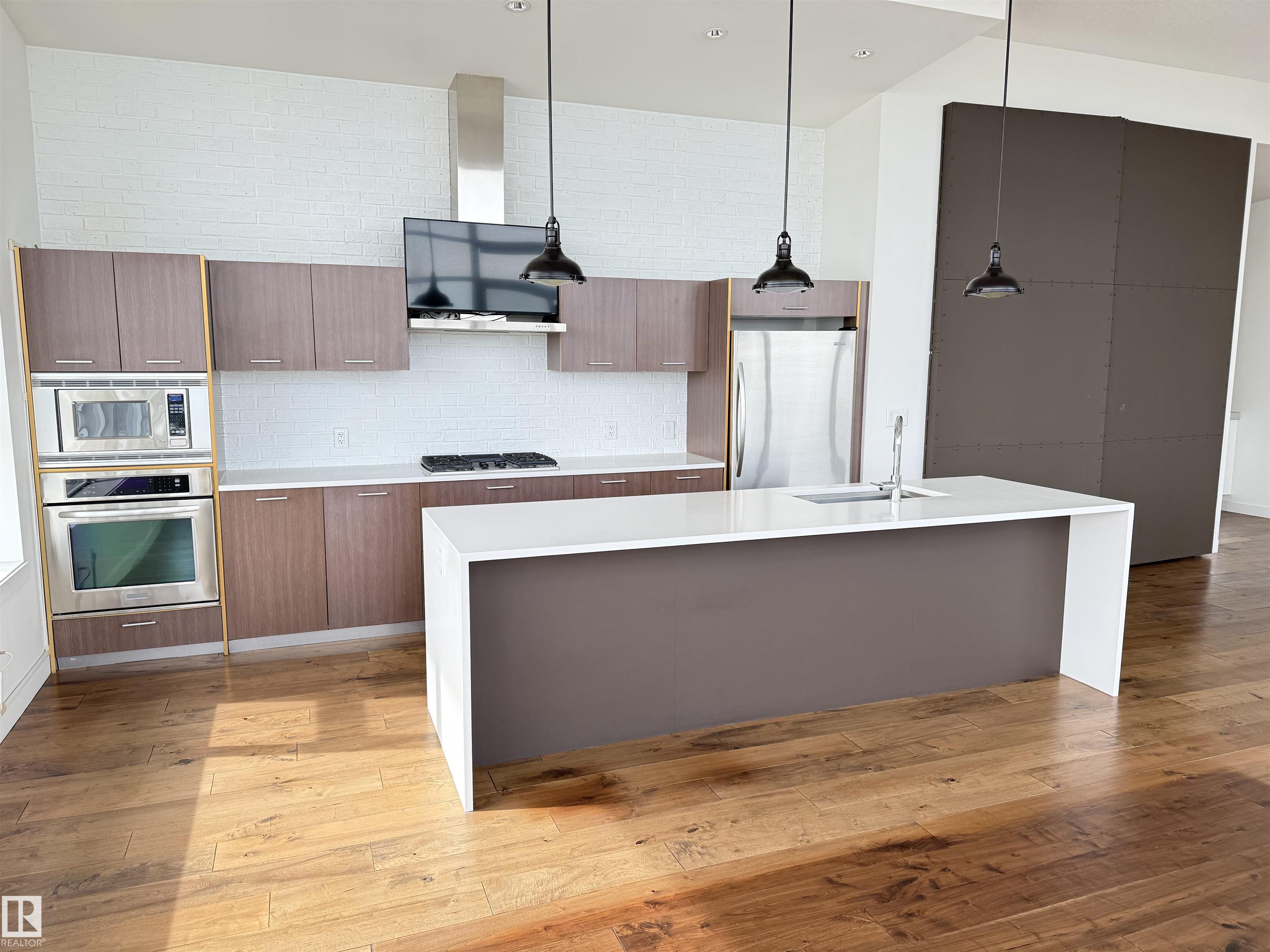 https://zimg.paragon.ice.com/ParagonImages/Property/PM/RAE/225400546/6/0/0/9cf130821560b41ae6a6cad2c9df6b88/1/0bef8e41796fc55cf97e08e4fcecc747/225400546-F1EC174C-1AA2-41FF-BED6-29A5F8AF20F5.JPG