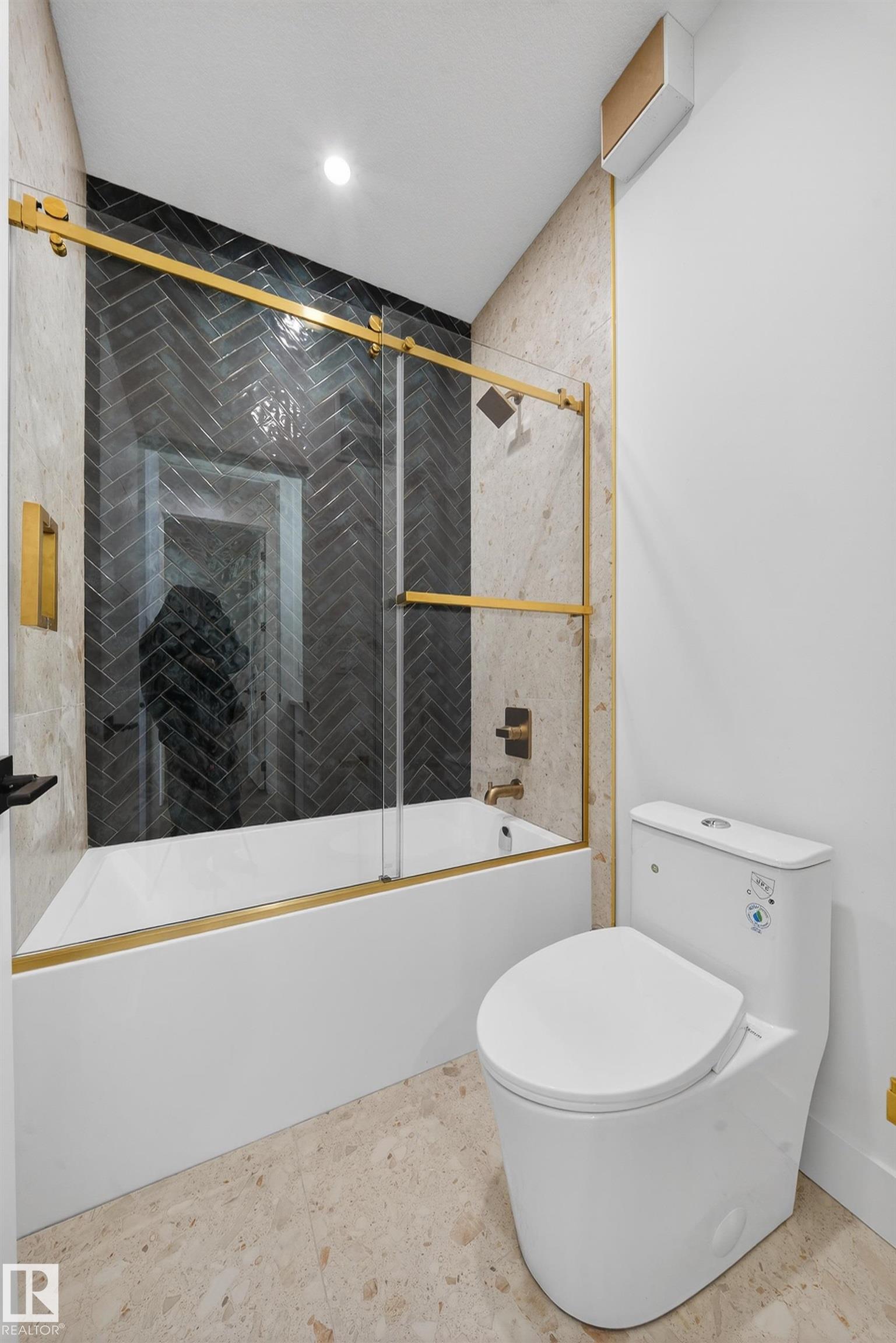 https://zimg.paragon.ice.com/ParagonImages/Property/PM/RAE/225400547/22/0/0/84a1c0d3989c842c44d5152f8bad0854/1/6f3b0def6b0729de4160eba549c5a2f5/225400547-E5FADA4B-115A-4B42-8BB9-65A9D3F5FD6B.JPG