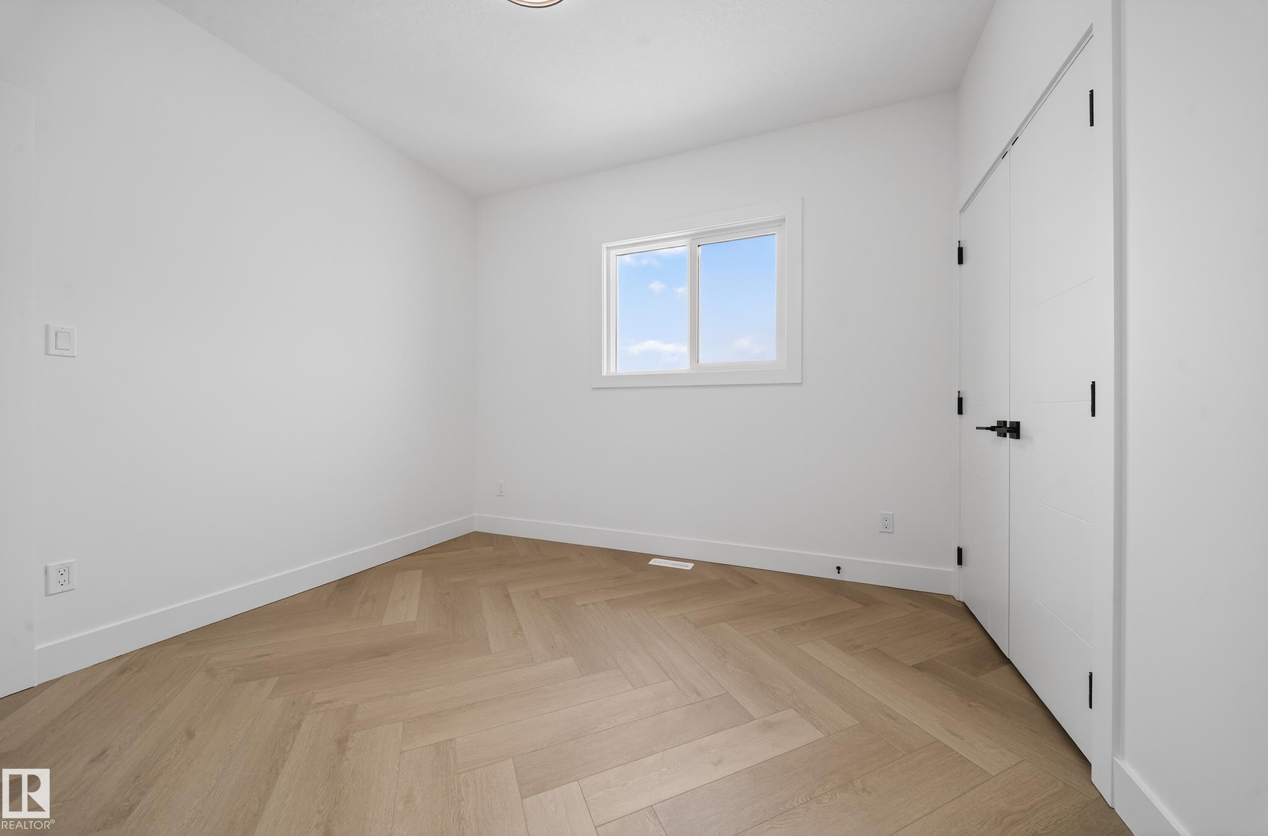 https://zimg.paragon.ice.com/ParagonImages/Property/PM/RAE/225400547/39/0/0/a9757165167bd18863848d869930bf21/1/6f3b0def6b0729de4160eba549c5a2f5/225400547-655D2BFB-7629-45F5-9C39-CDBF3081789E.JPG