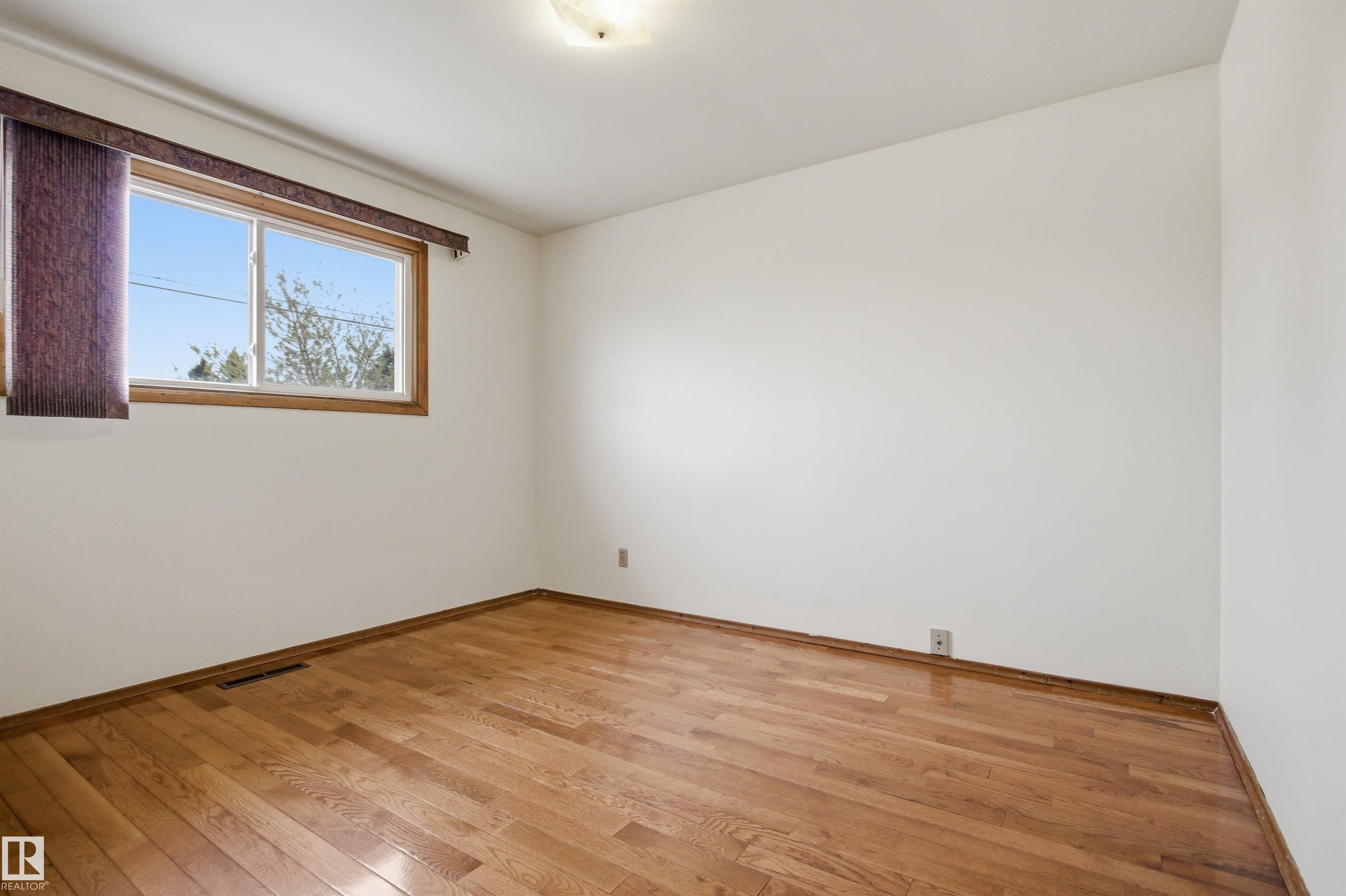https://zimg.paragon.ice.com/ParagonImages/Property/PM/RAE/225400562/19/0/0/77064b18397ee5f373ed7c488e96a456/1/d7369a87f1329249eac3d75c7ebc6c2a/225400562-01a0e883-ef04-48bd-873d-530b8b53db53.JPG