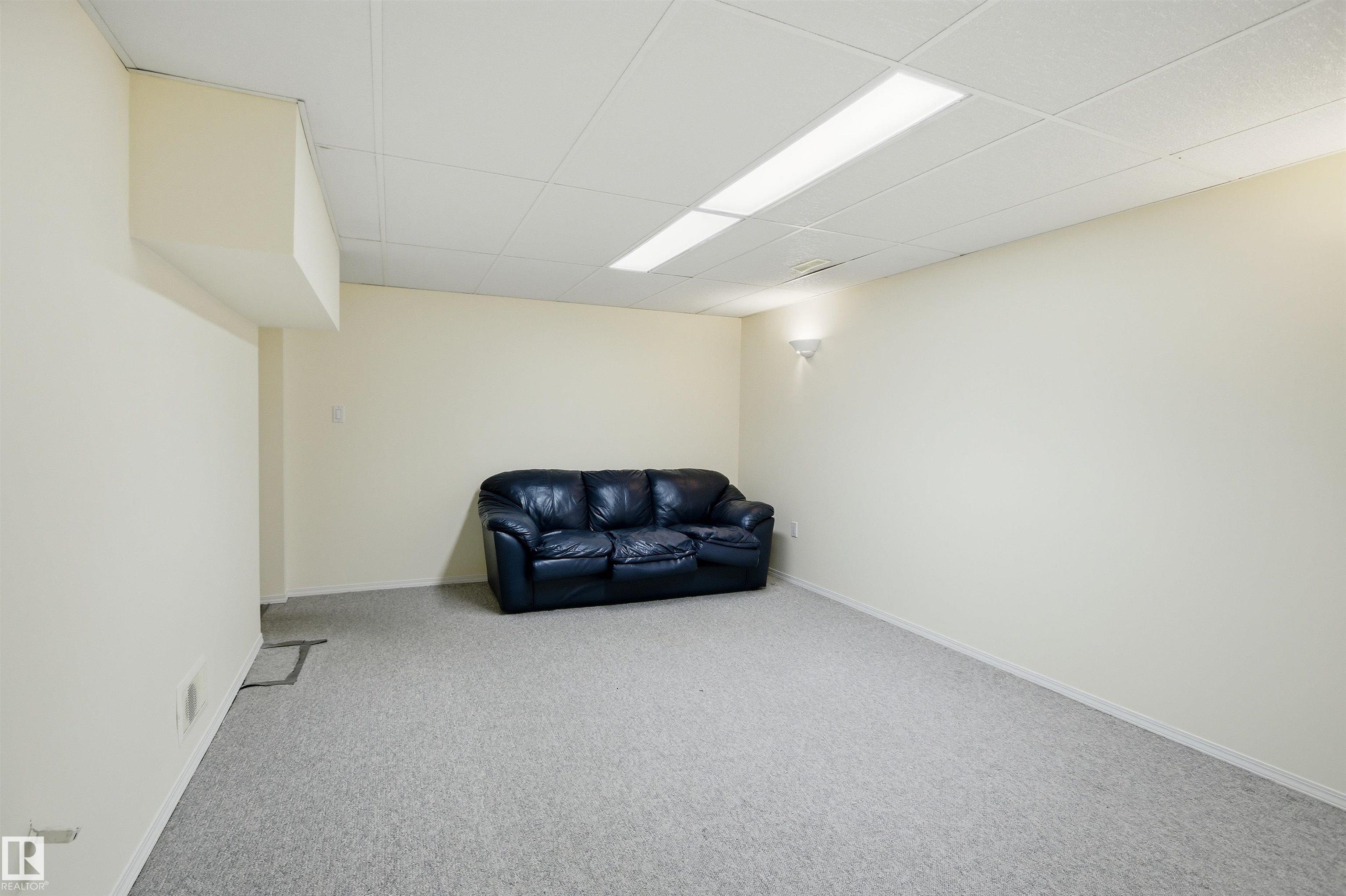 https://zimg.paragon.ice.com/ParagonImages/Property/PM/RAE/225400562/27/0/0/cec50c9ebae455c5369b2a538c09275a/1/d7369a87f1329249eac3d75c7ebc6c2a/225400562-91492508-2b85-4484-8f32-f8a955e2cb54.JPG