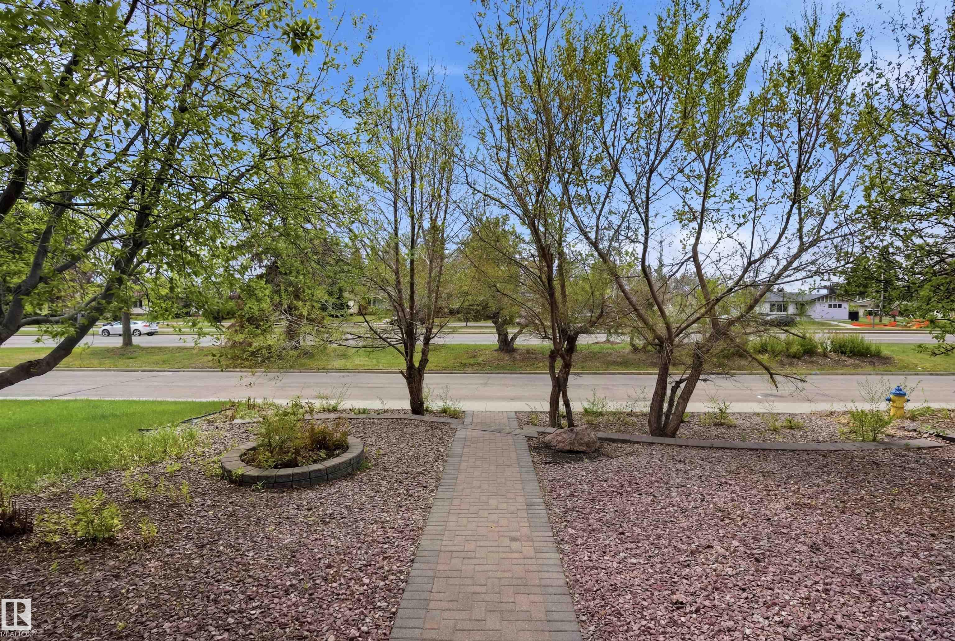https://zimg.paragon.ice.com/ParagonImages/Property/PM/RAE/225400562/50/0/0/17ed6ce1680d84da53a70e48ff5c602a/1/d7369a87f1329249eac3d75c7ebc6c2a/225400562-562113b0-dca0-4445-b565-66c4468f4ba4.JPG