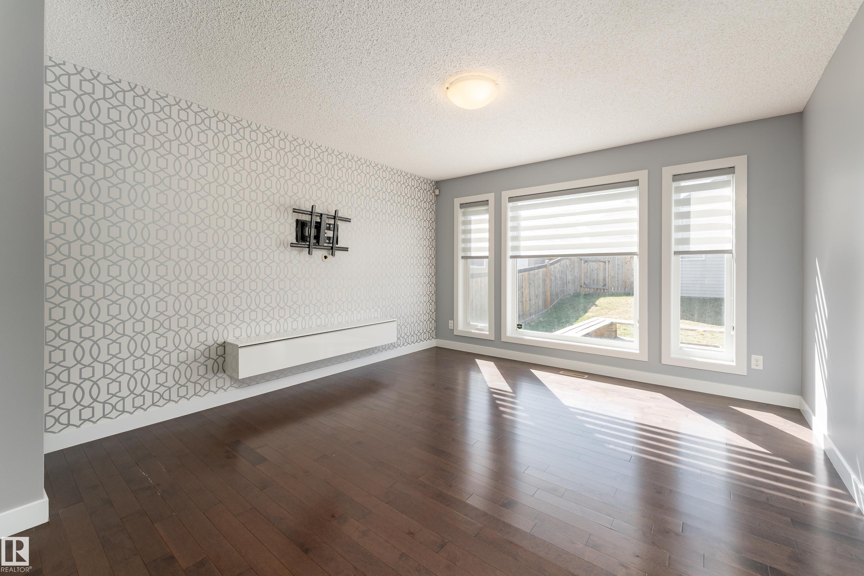 https://zimg.paragon.ice.com/ParagonImages/Property/PM/RAE/225400566/13/0/0/dbe03501bd6ff9b173719a8837f39278/1/2fe70a0347587b503f455a15542fc255/225400566-6531f867-ec68-476c-955a-f46e876a0976.JPG