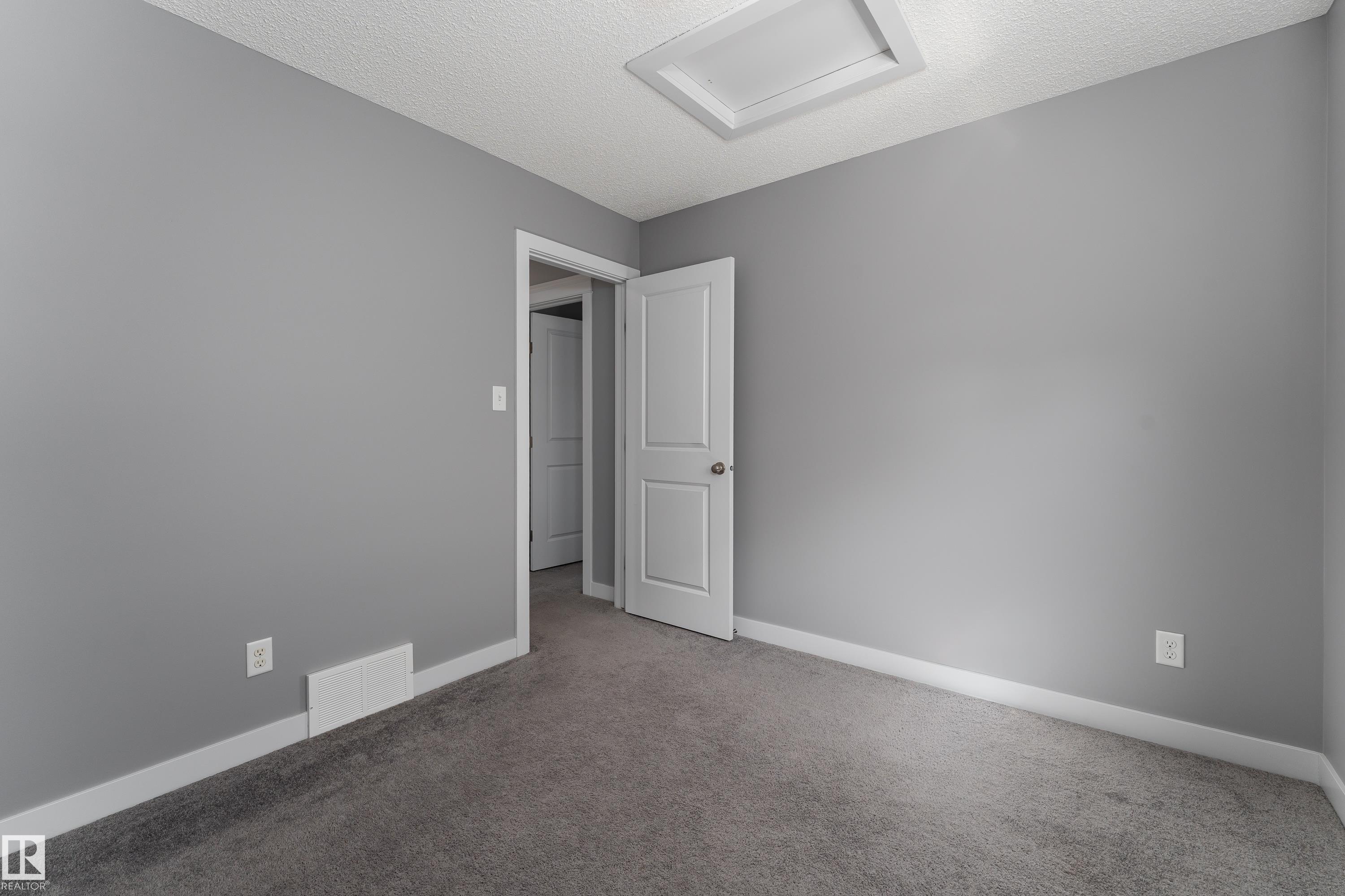 https://zimg.paragon.ice.com/ParagonImages/Property/PM/RAE/225400566/44/0/0/c041a80823c1b7e99e6100f3cc4e3b69/1/2fe70a0347587b503f455a15542fc255/225400566-1ec4d37b-1e49-49df-9976-f1c546b17f1d.JPG
