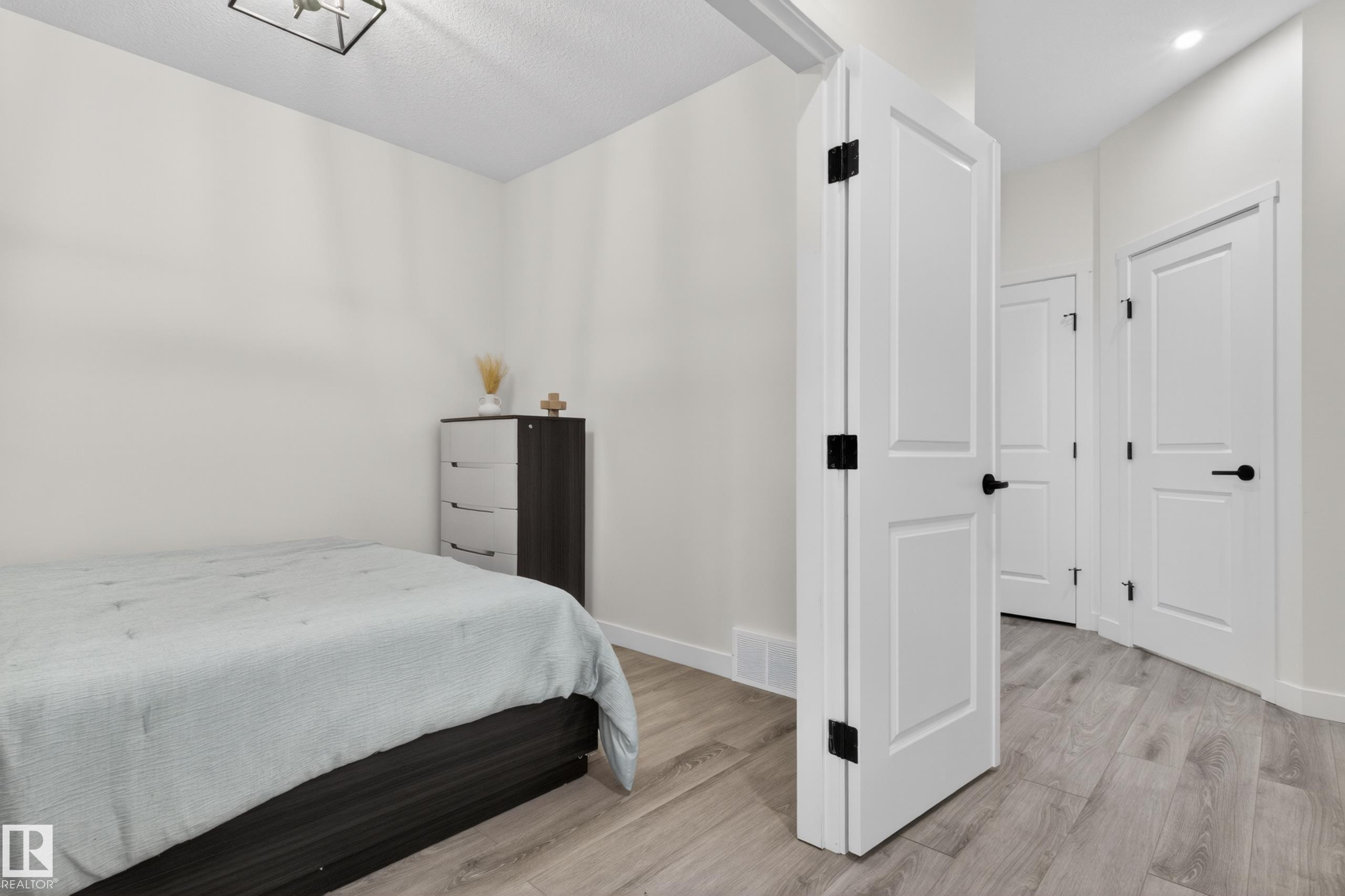 https://zimg.paragon.ice.com/ParagonImages/Property/PM/RAE/225400605/19/0/0/a3bfce5482e3272aba8b98d2f77f5d4c/1/f271122528cb61db43127f22c8b39848/225400605-234f633a-b363-4d81-a389-81aef7237951.JPG