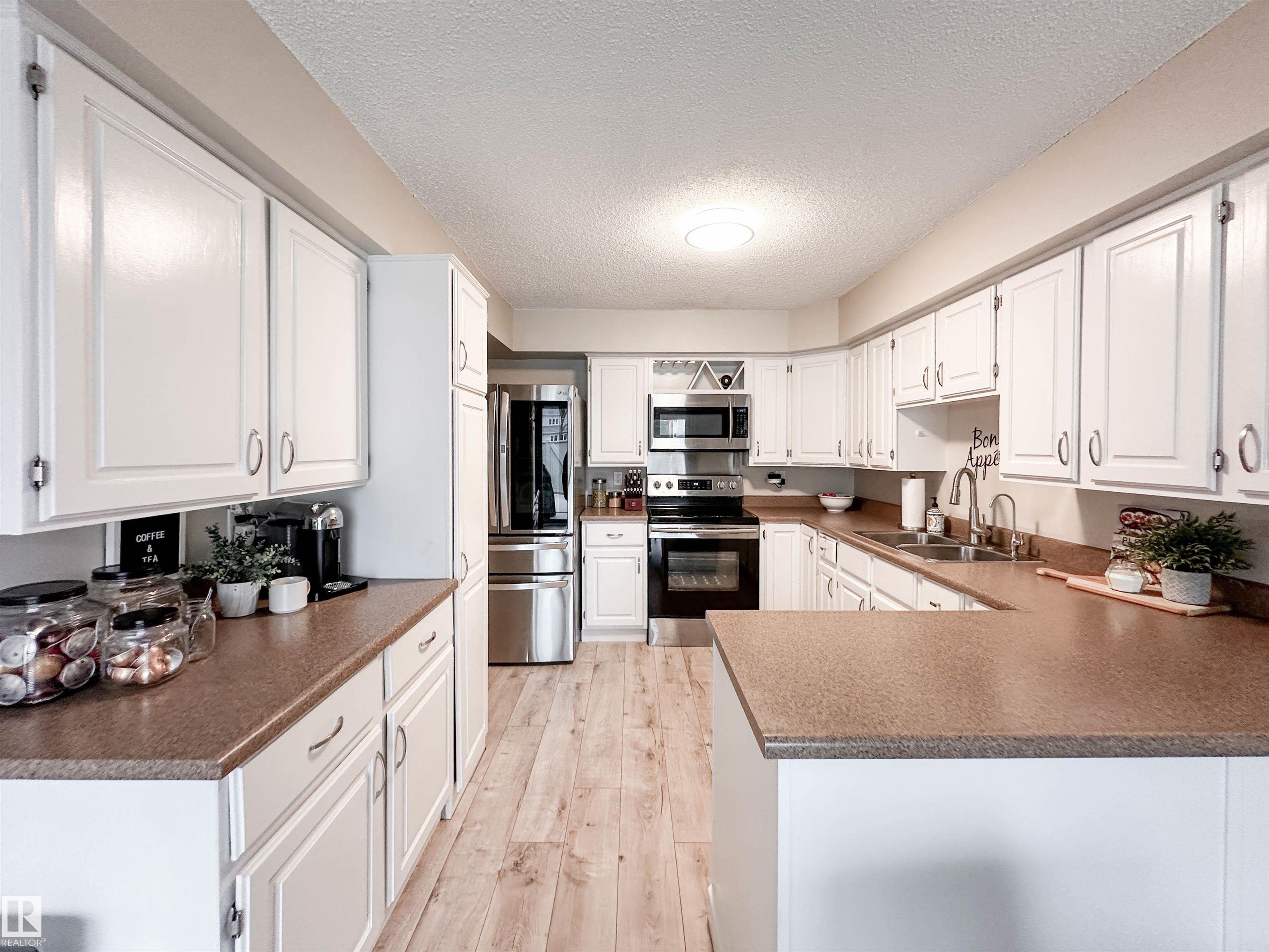 Photo 9 at 8 Whiteoaks Estates, Woodlands, St. Albert